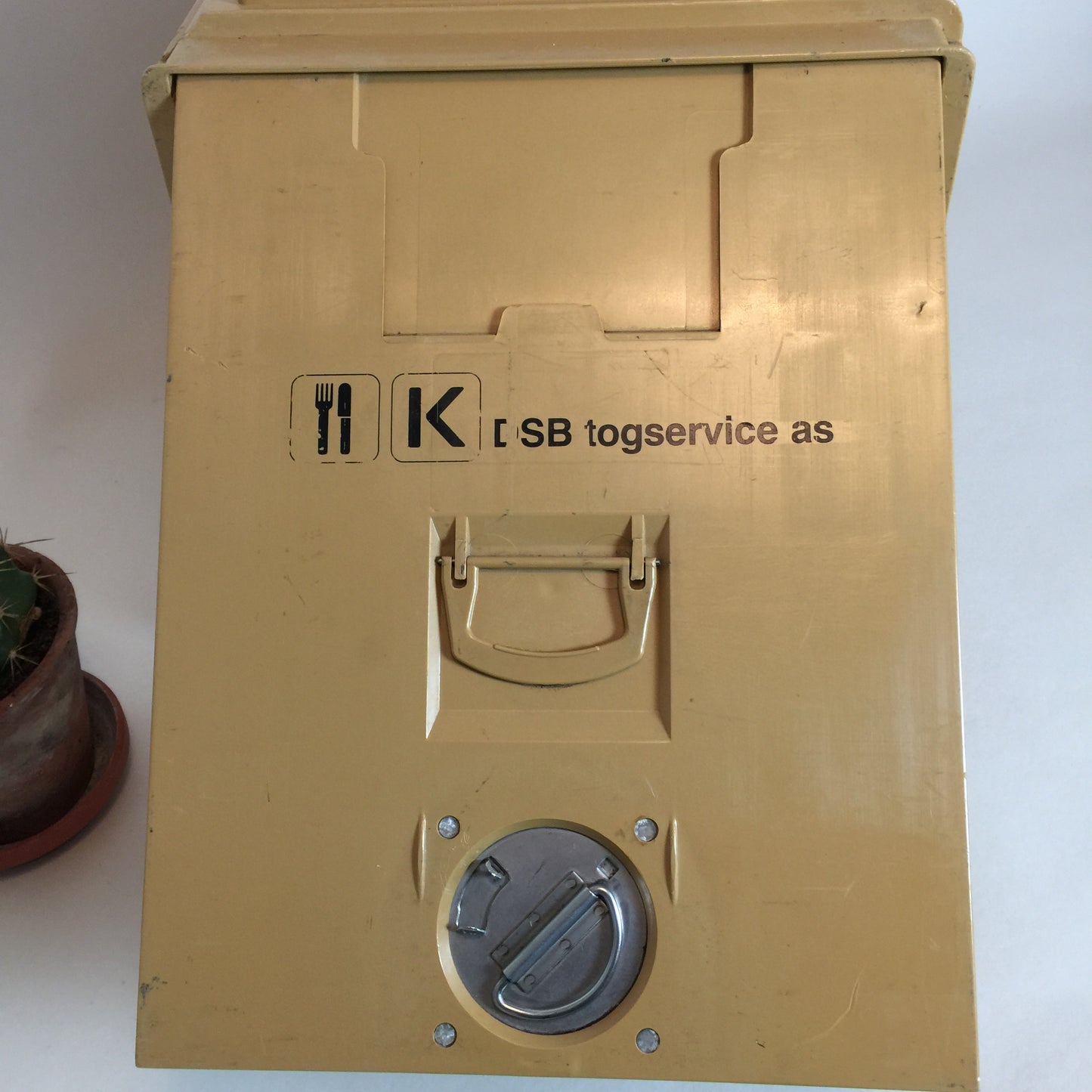DSB-Box aus Metall aus einem alten Eisenbahnwaggon