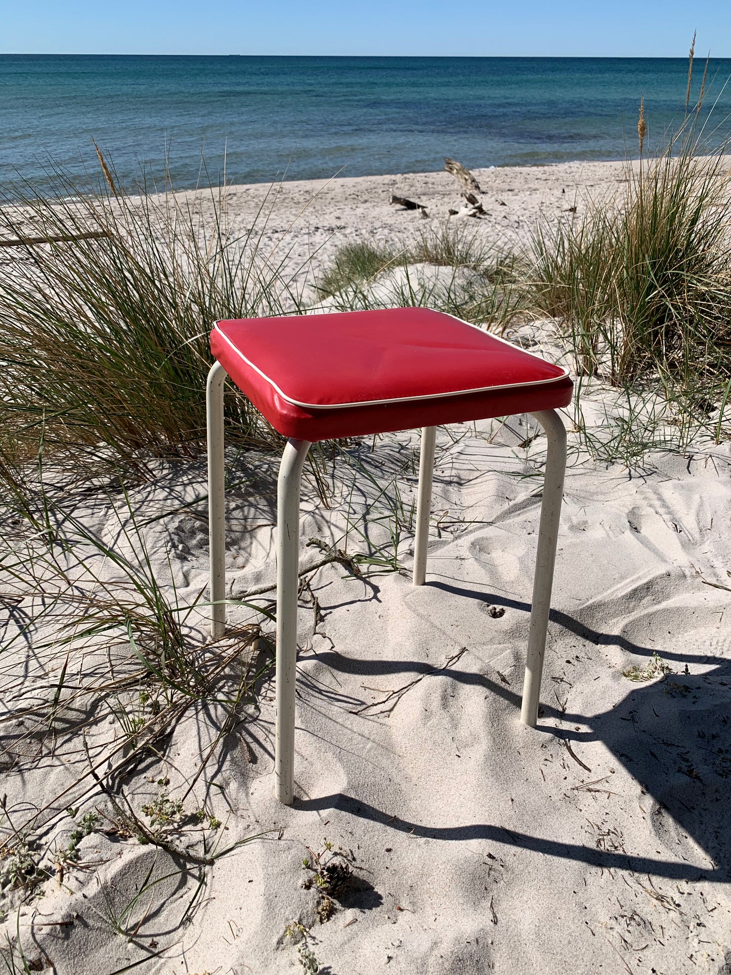 Schöner roter Retro Hocker - Der Preis gilt pro STCK.