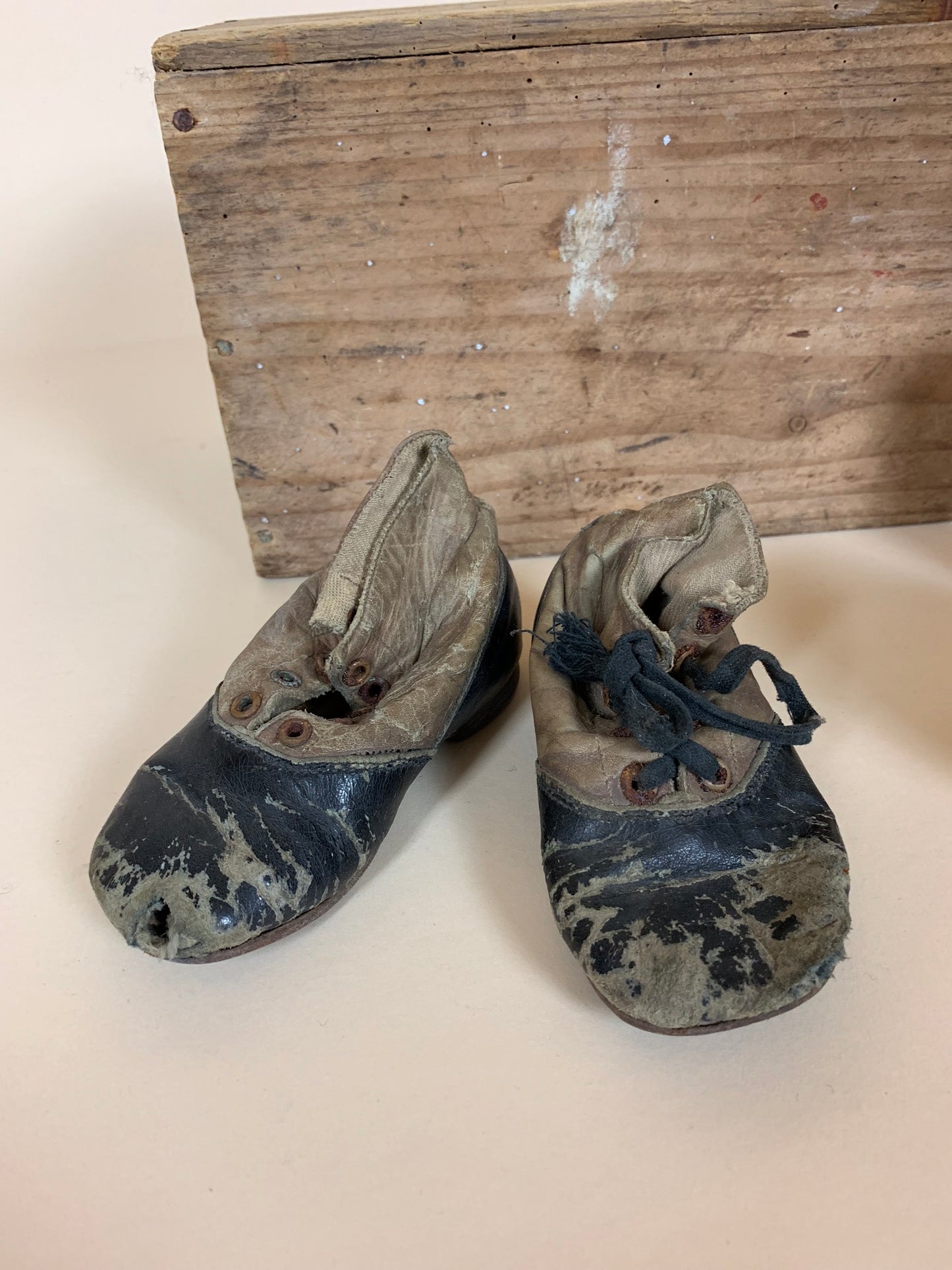 Dekorative alte Kinderschuhe