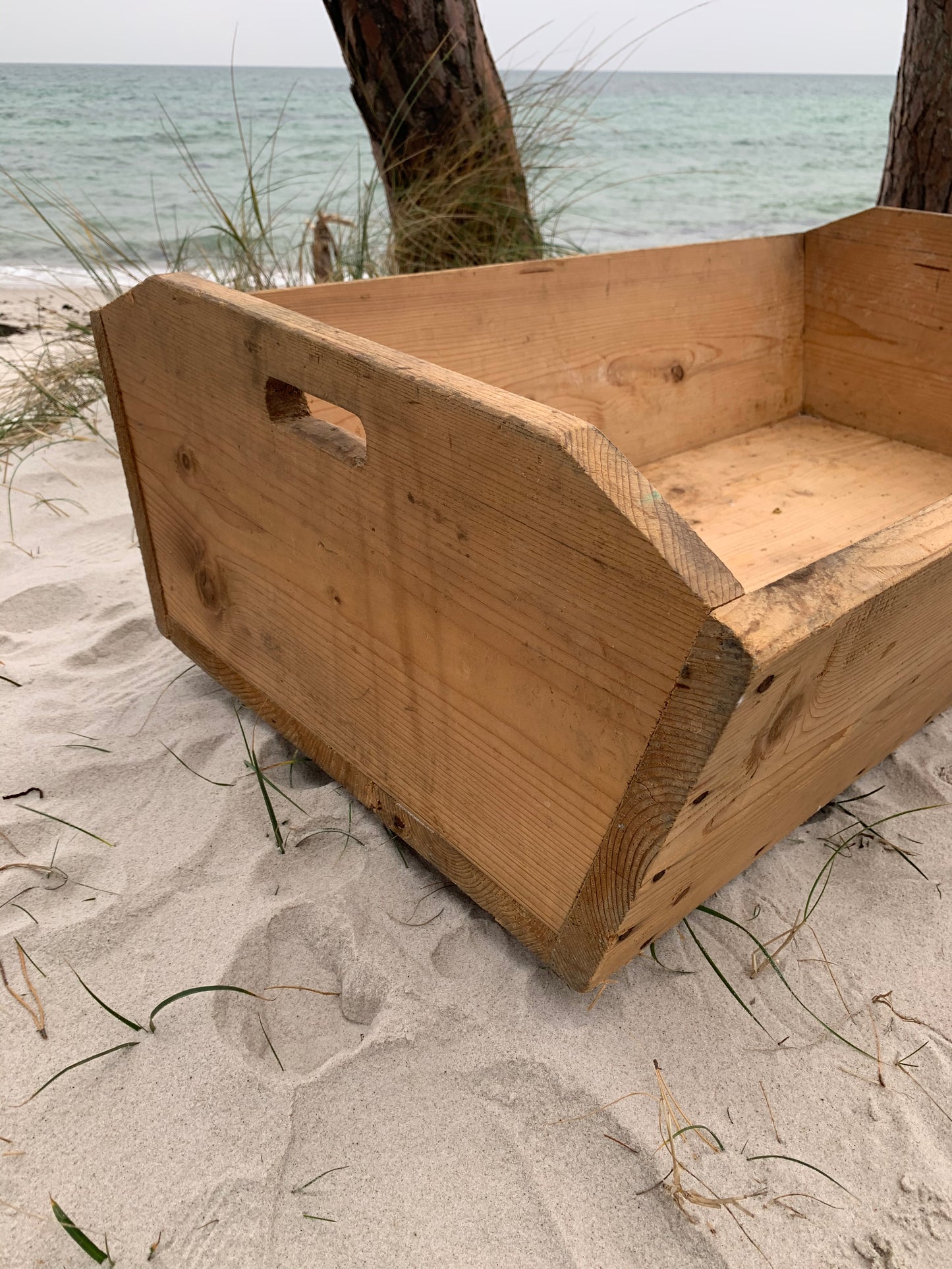Große Holzkiste mit Tragegriff