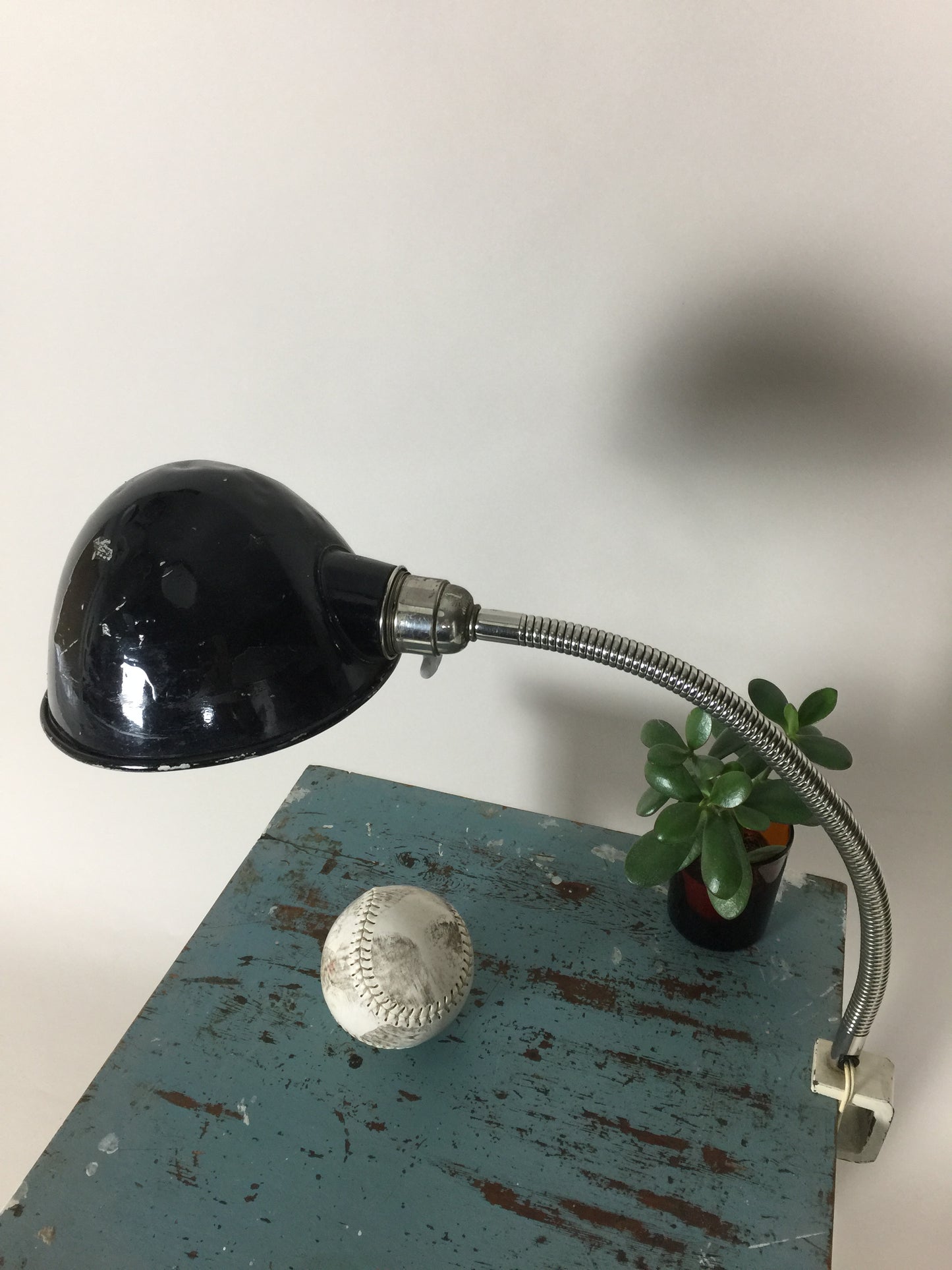 Rohe und industrielle Architekturlampe mit flexiblem Arm