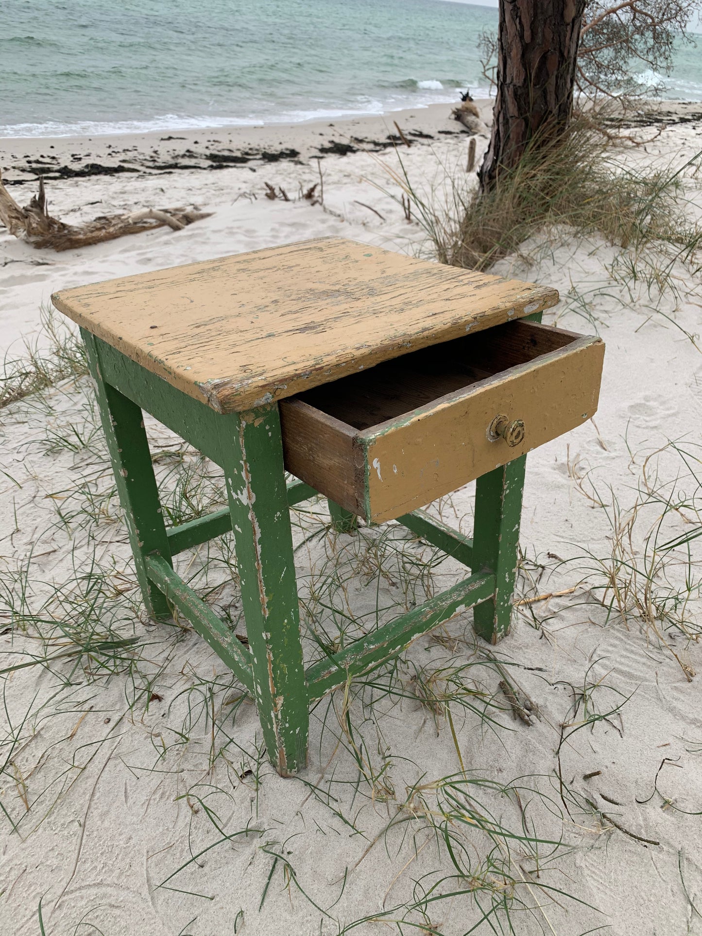 Kleiner Tisch mit Schublade