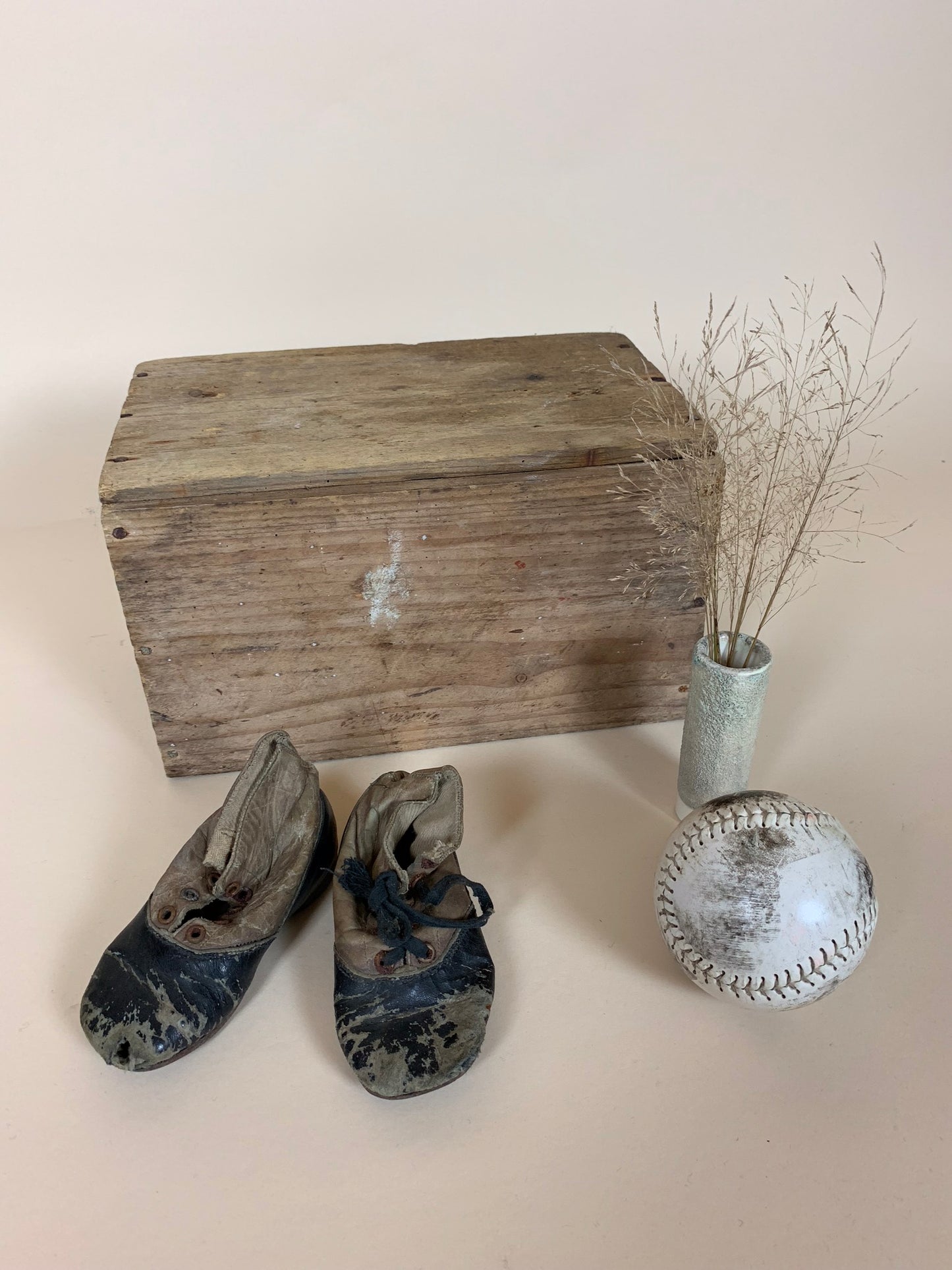 Dekorative alte Kinderschuhe