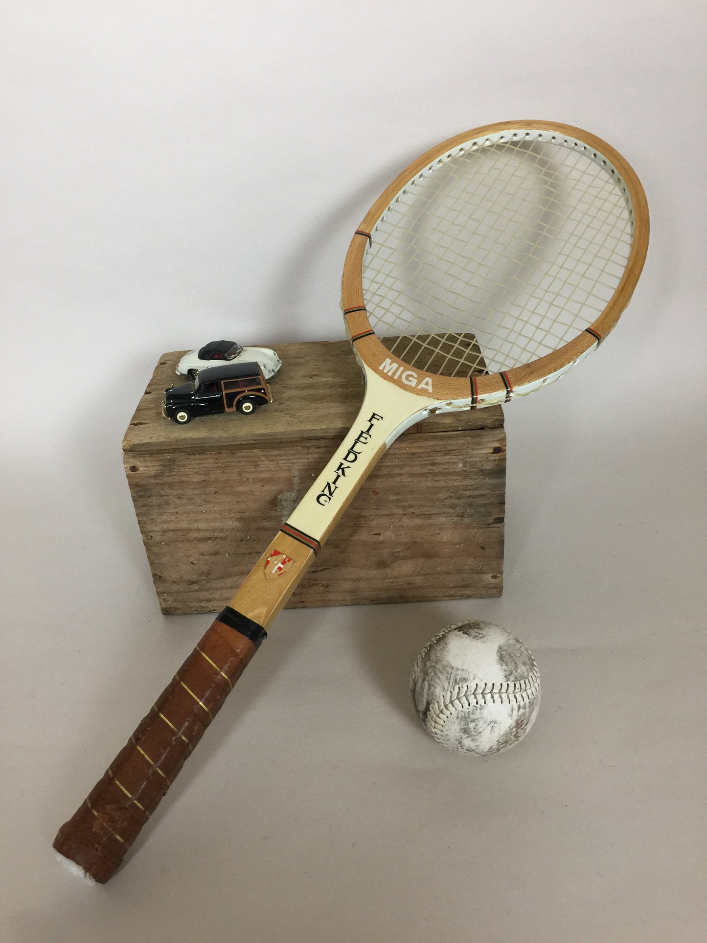 Schöner alter und dekorativer Tennisschläger