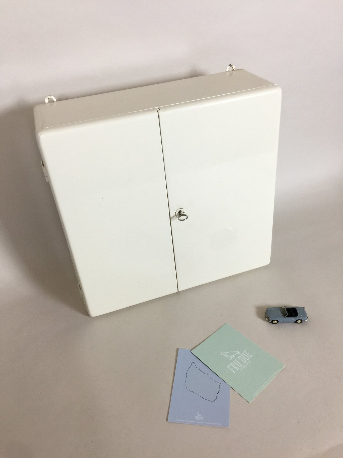 Schöner Medizinschrank mit zwei Türen