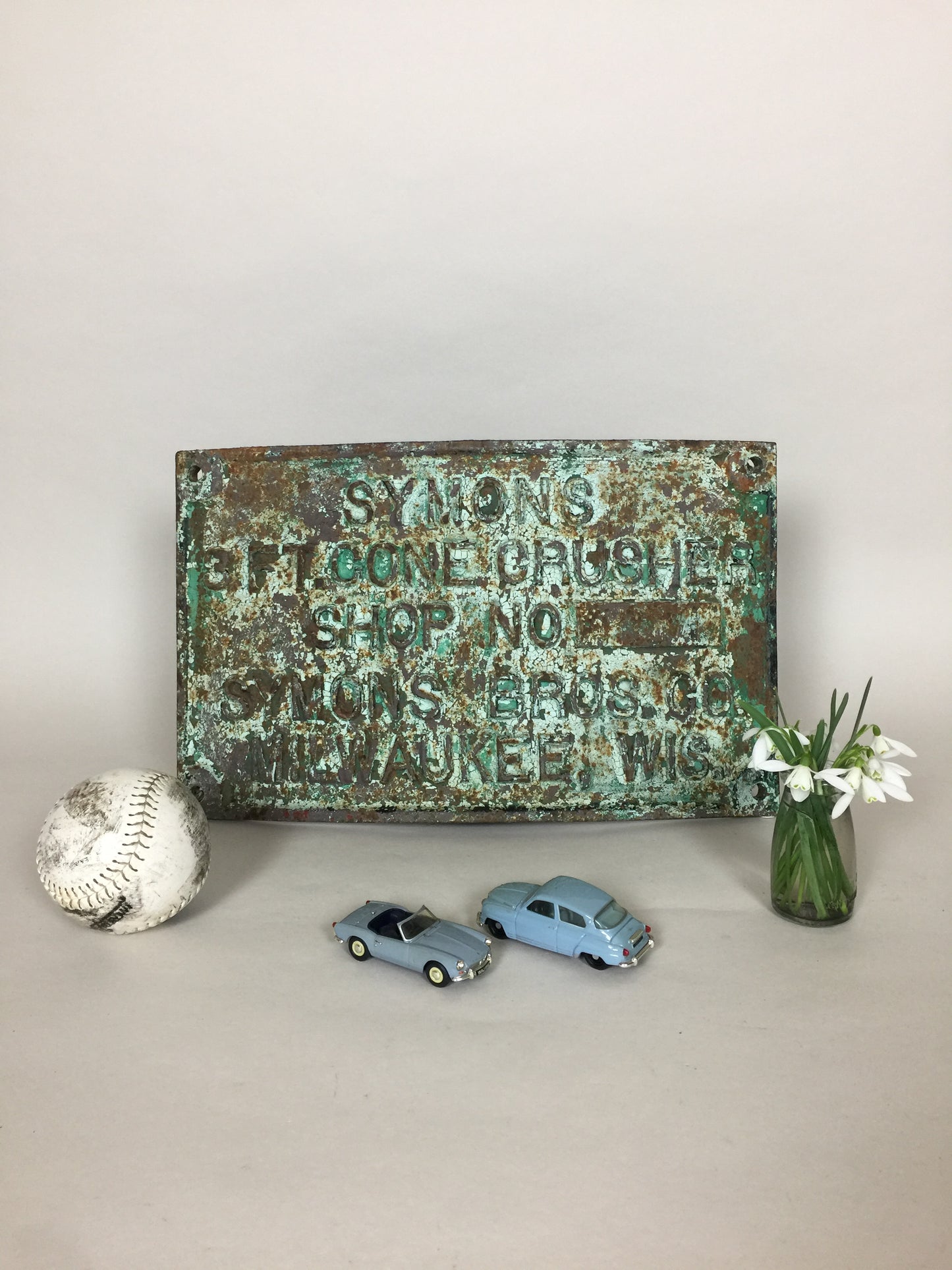 Schönes und geschwungenes altes Schild mit viel schöner Patina