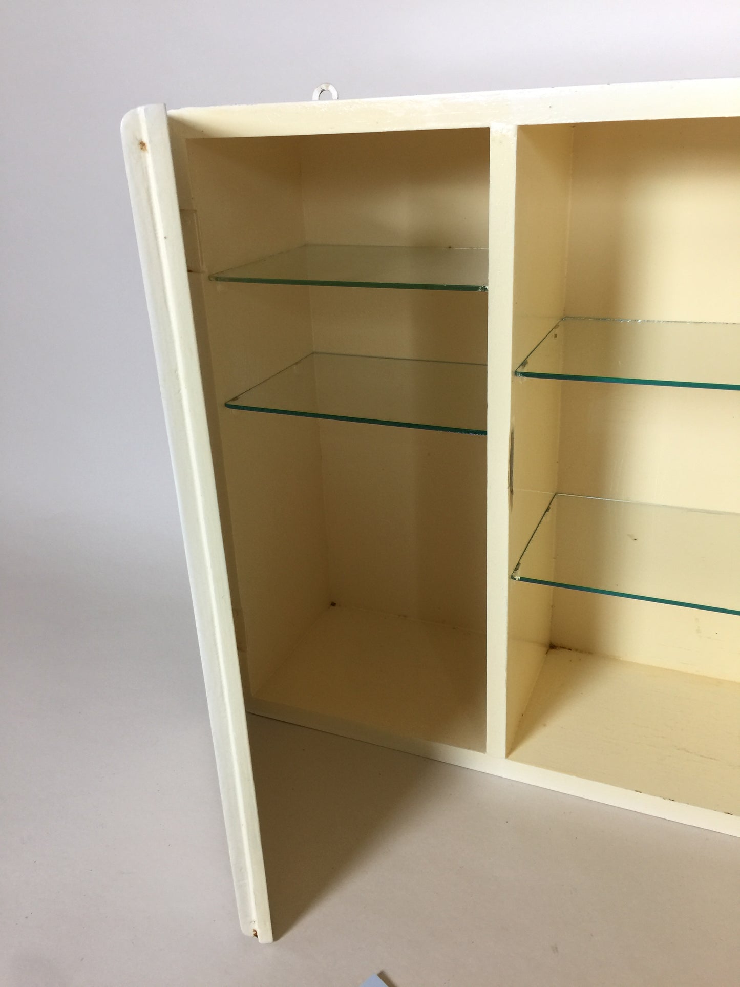 Schöner Medizinschrank mit zwei Türen