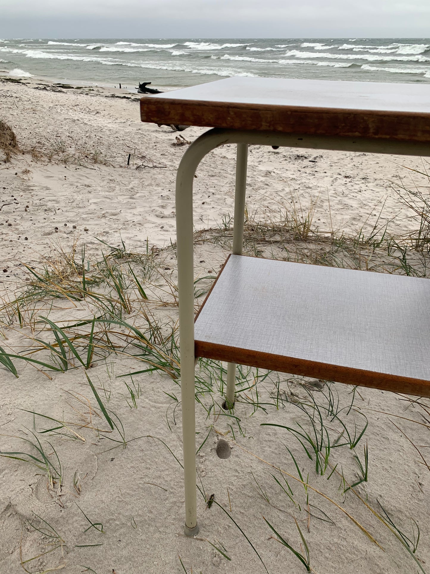 Tisch mit Regal