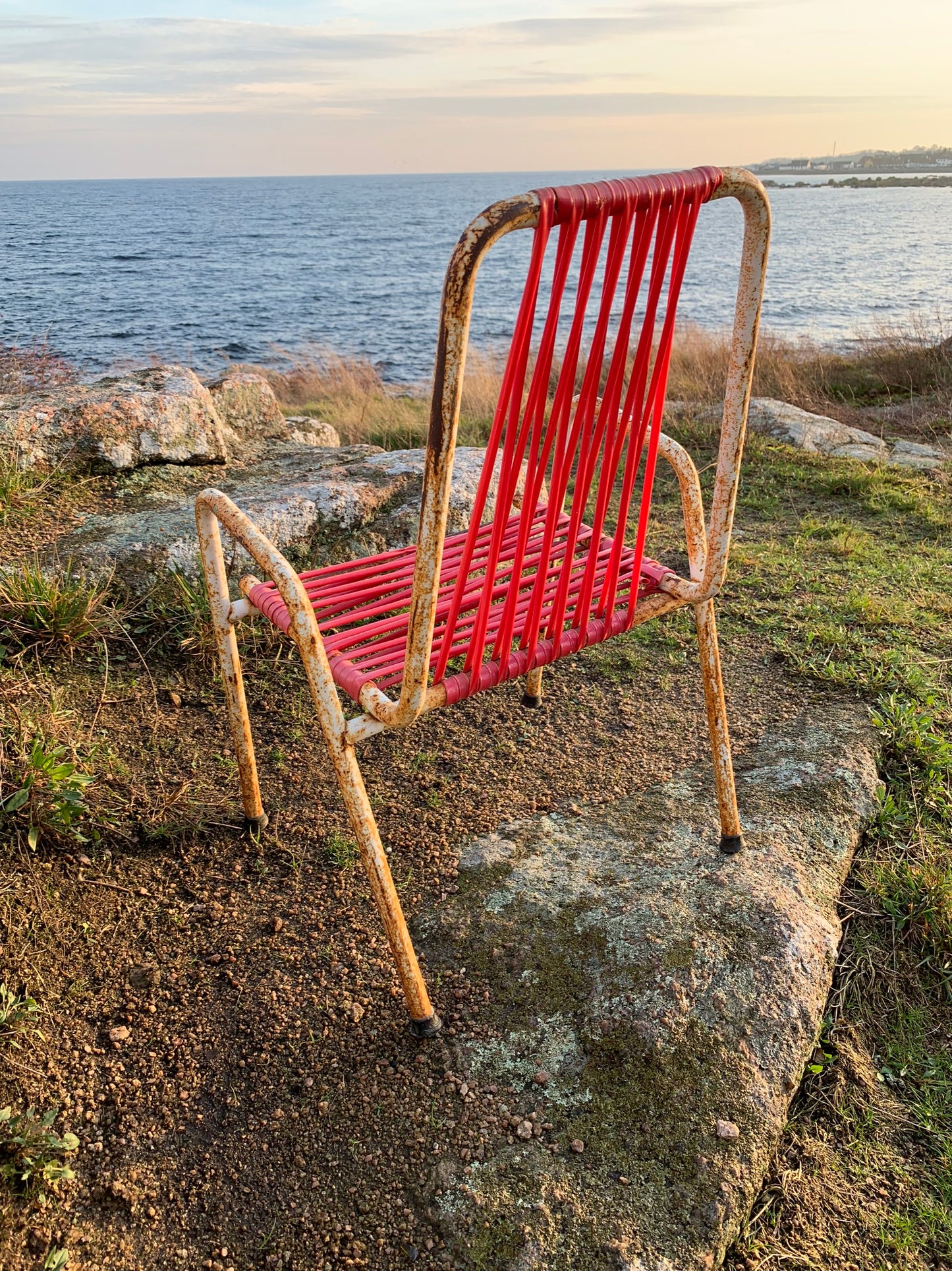 Rauer und lustiger Kinderstuhl