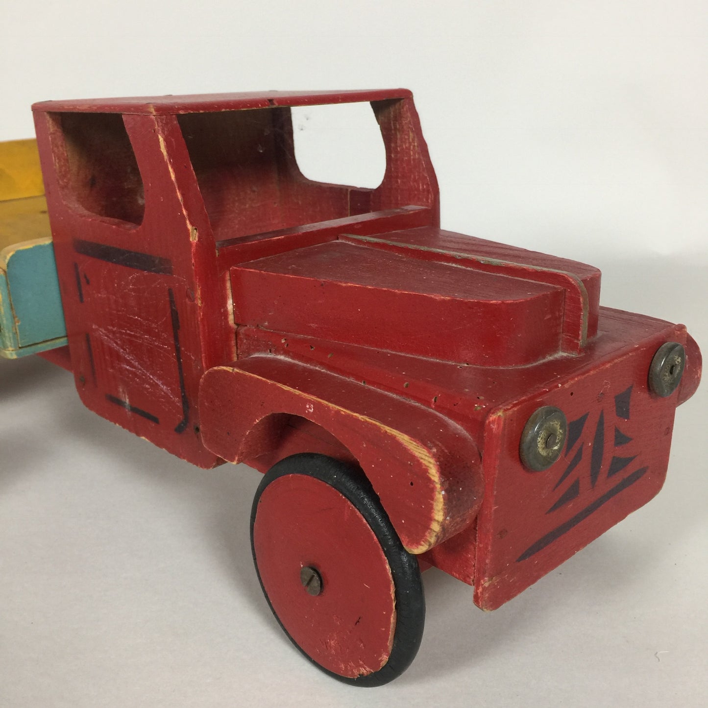 Schöner alter und dekorativer Holzlastwagen