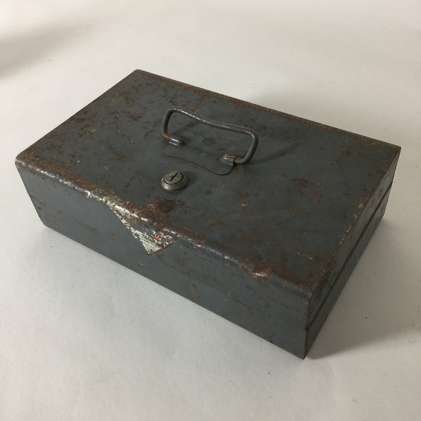 Rohe und schöne alte Schachtel mit vielen Fächern