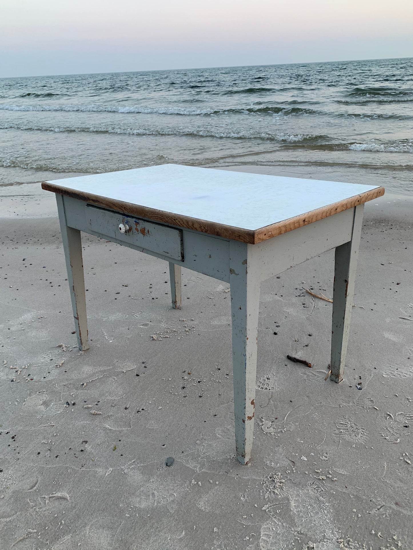 Tisch mit Patina
