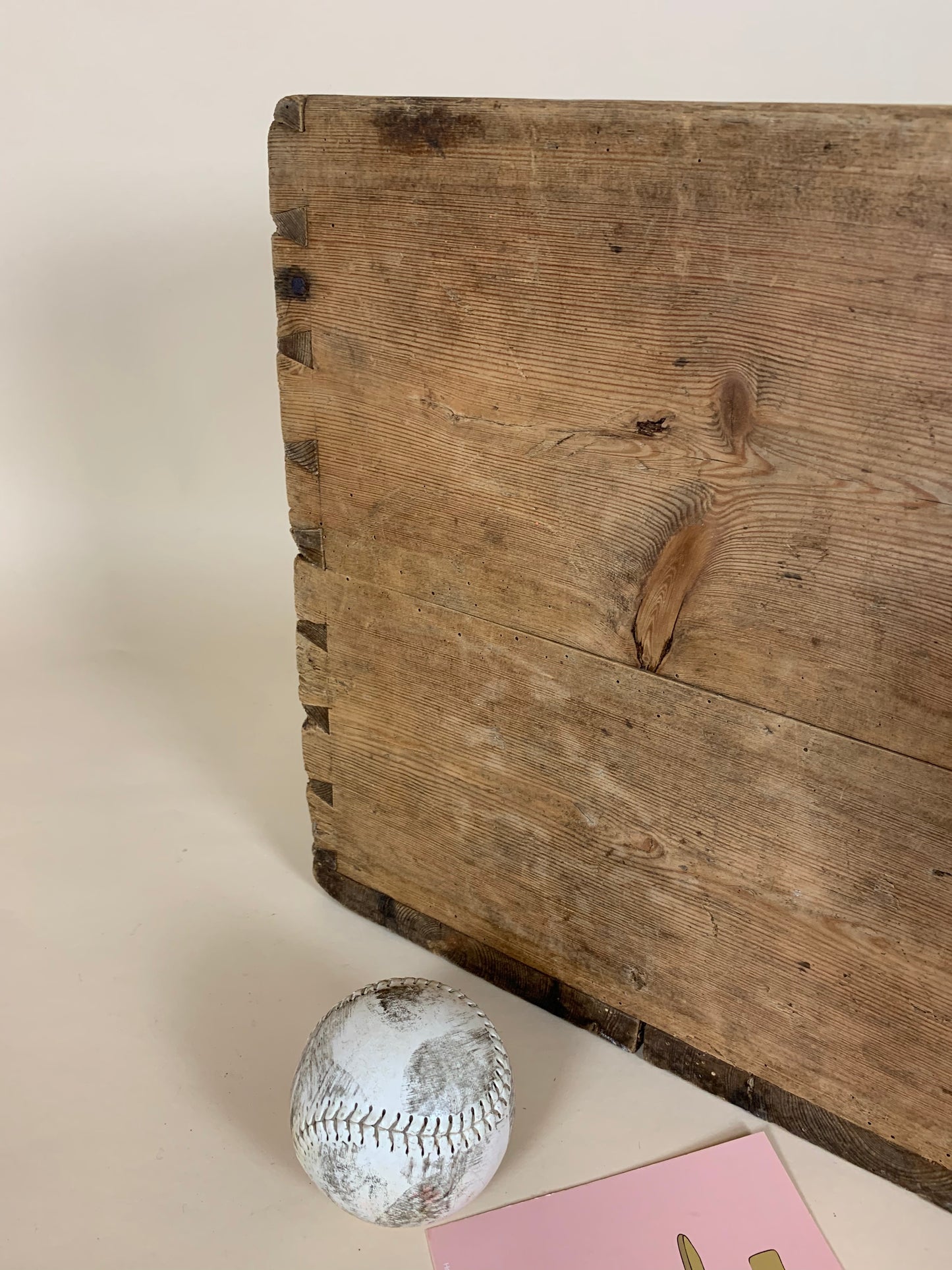Schöne Holzkiste mit zwei Henkeln aus Bäckerei