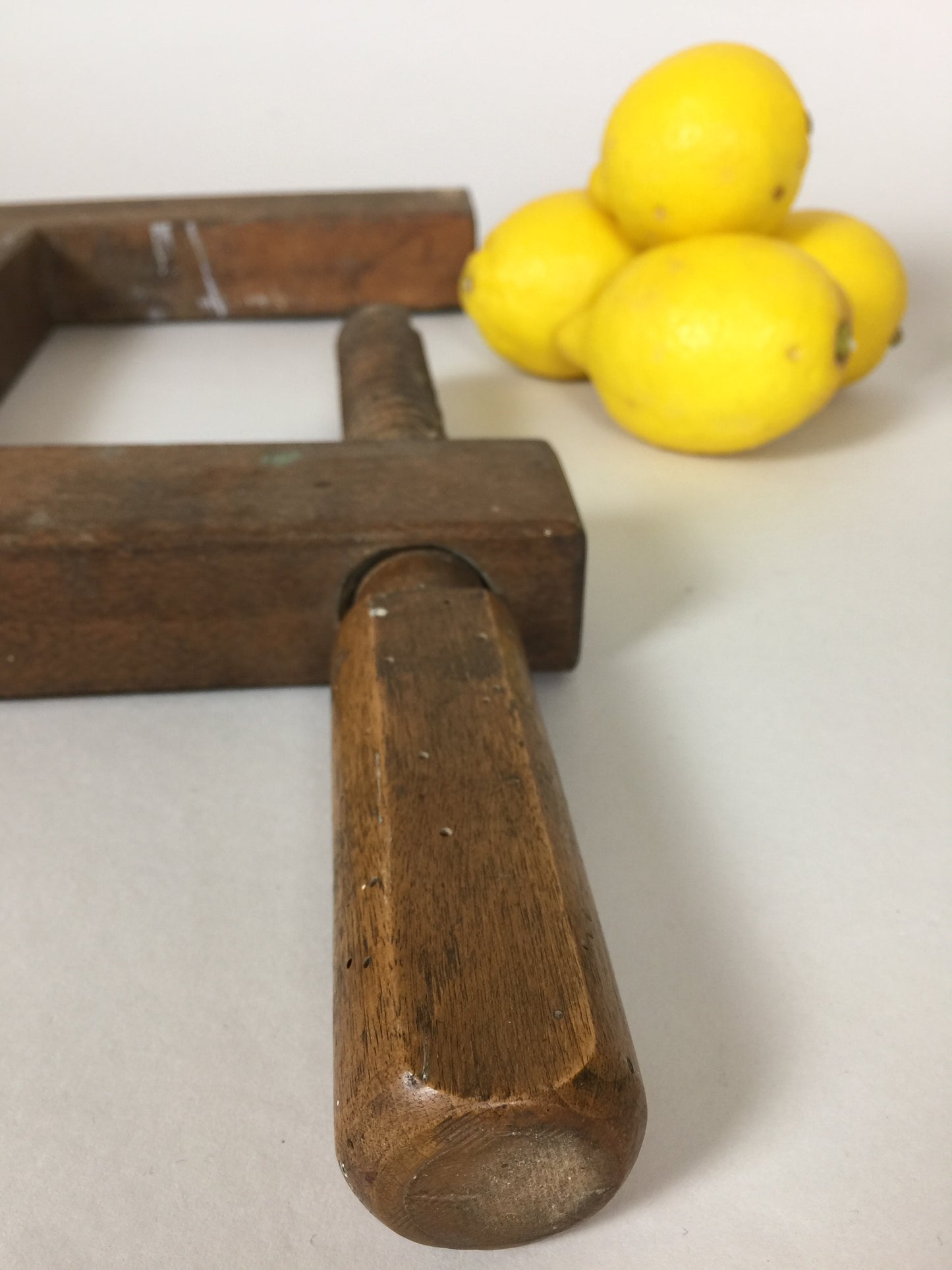 Alte und feine Schraubzwinge mit viel Patina