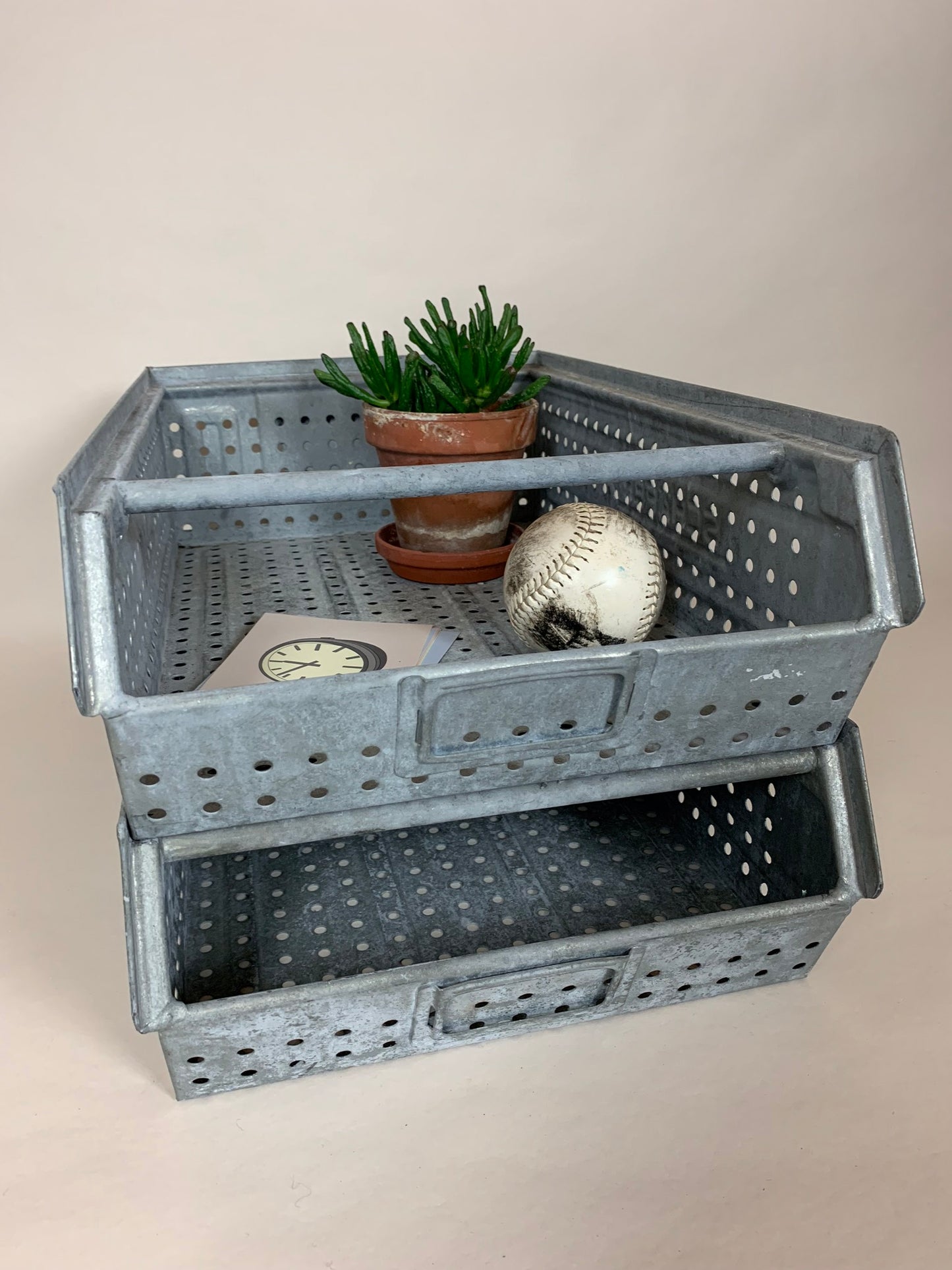 Schöne und stapelbare Metallbox - der Preis versteht sich pro STCK.