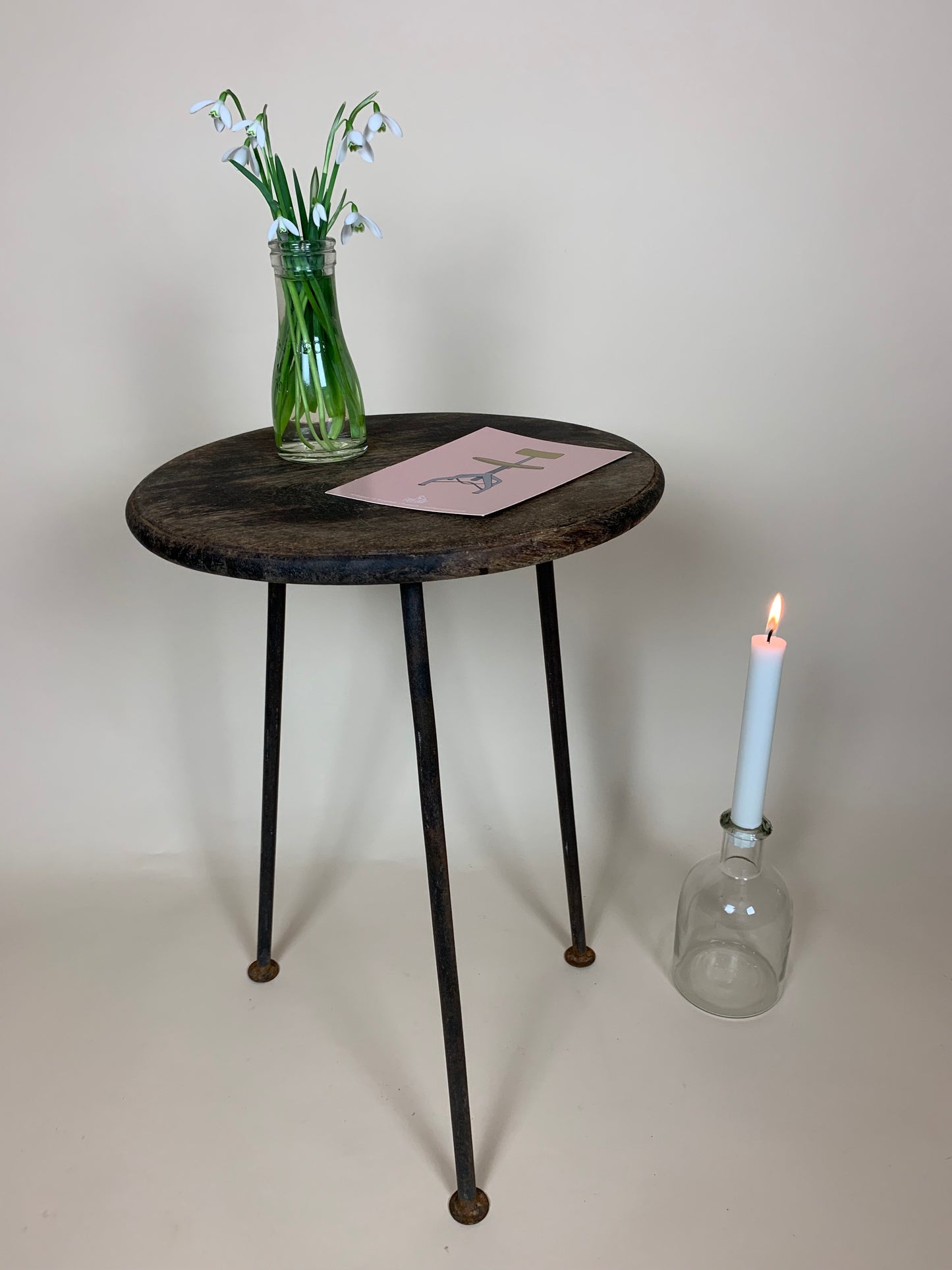 Roher Hocker mit Holzsitz und Stahlbeinen