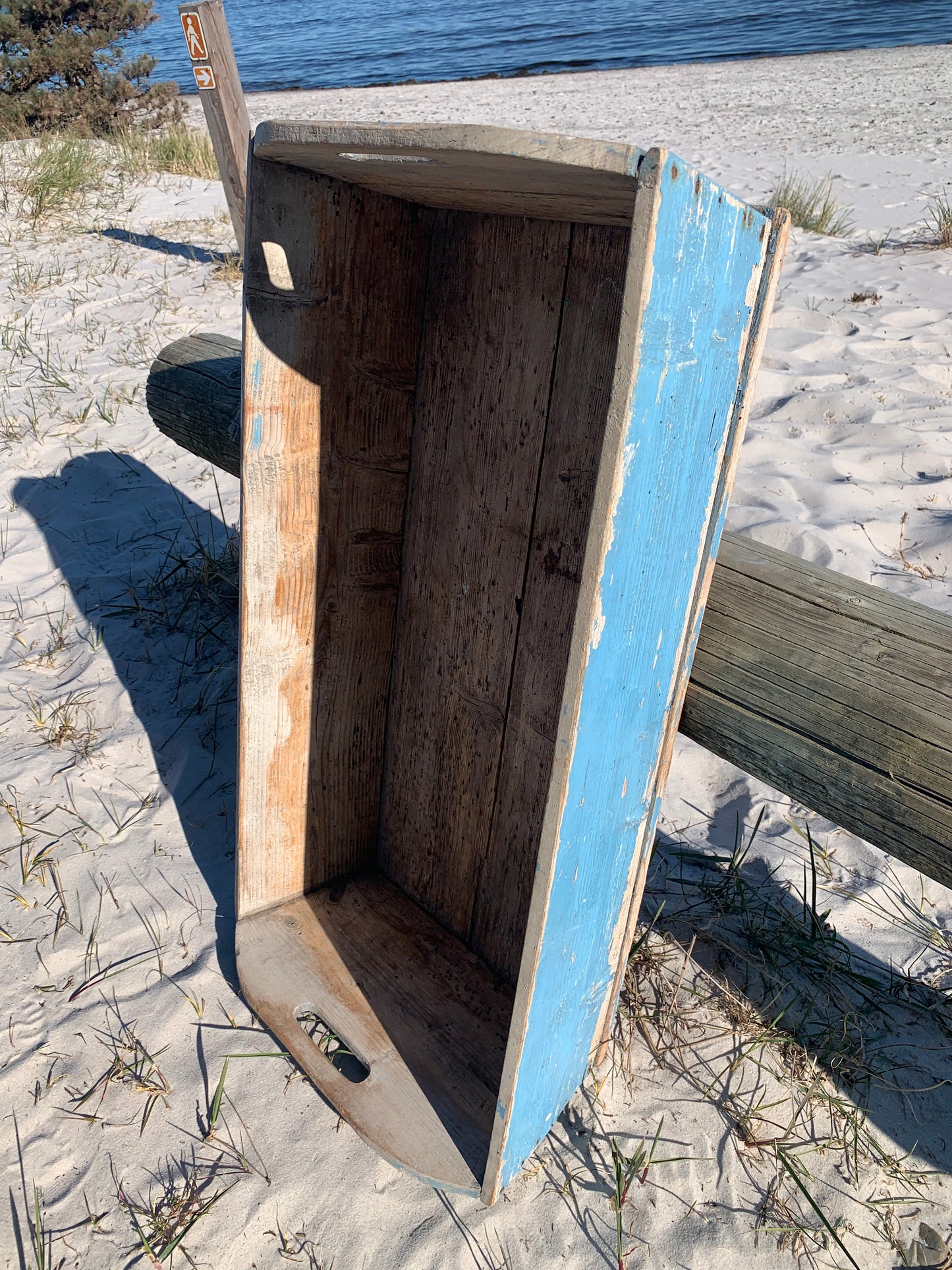 Blaue Holzkiste mit schöner Patina