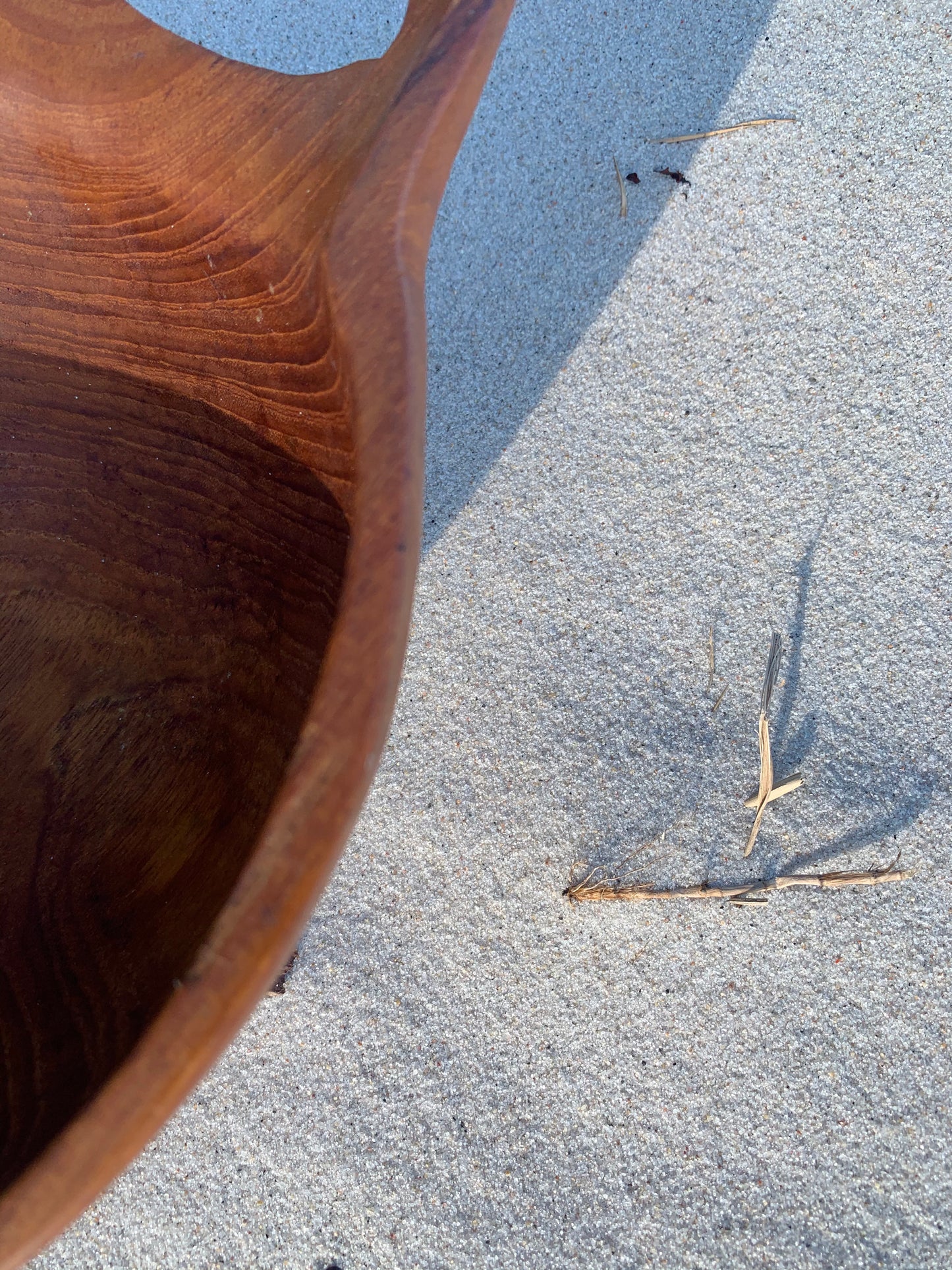 Schöne Holzschale mit Henkel