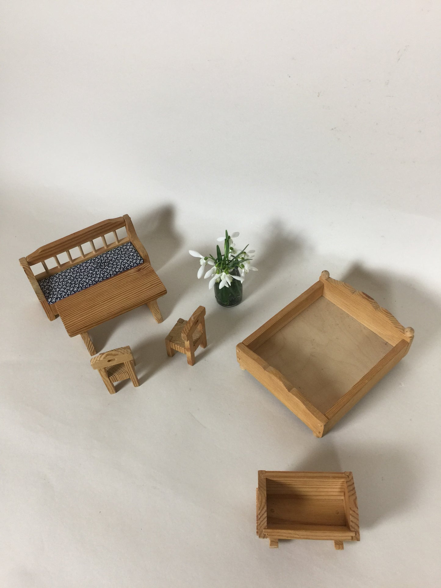 Puppenstubenmöbel (zusammen verkauft)