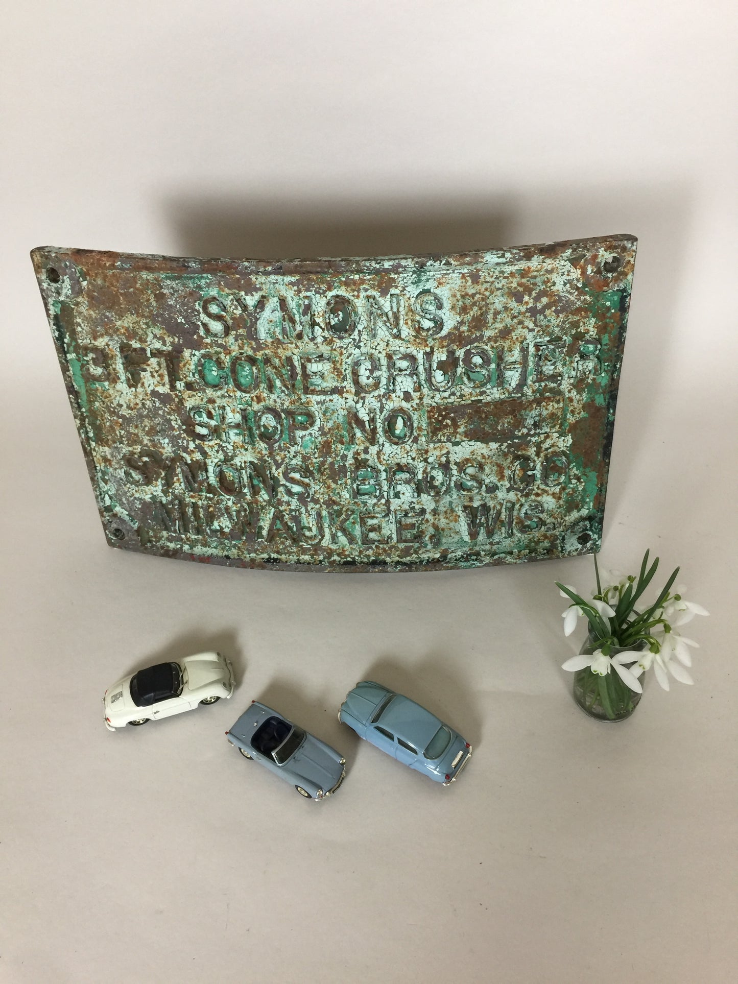 Schönes und geschwungenes altes Schild mit viel schöner Patina