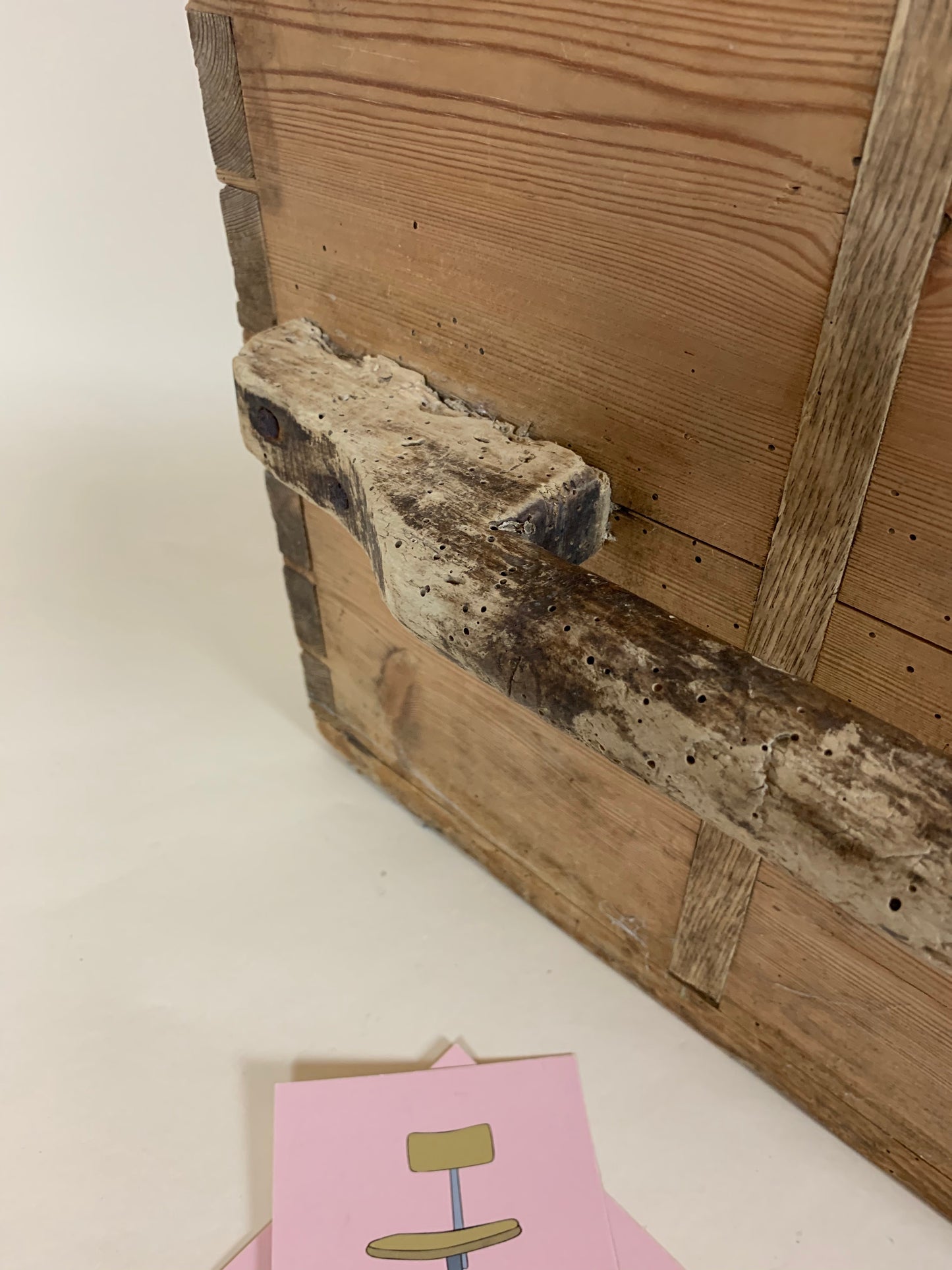 Schöne Holzkiste mit zwei Henkeln aus Bäckerei