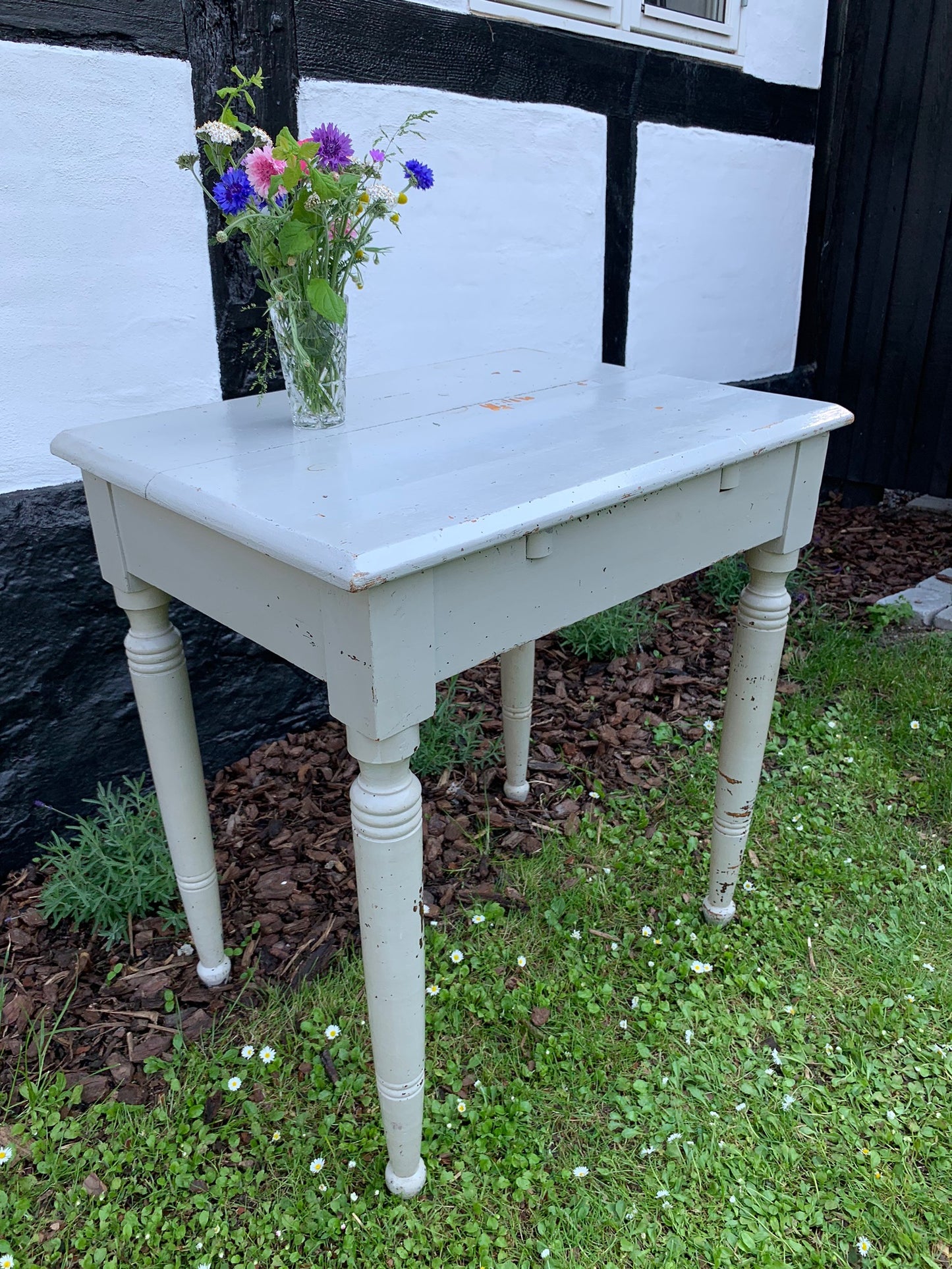 Alter Tisch mit Patina