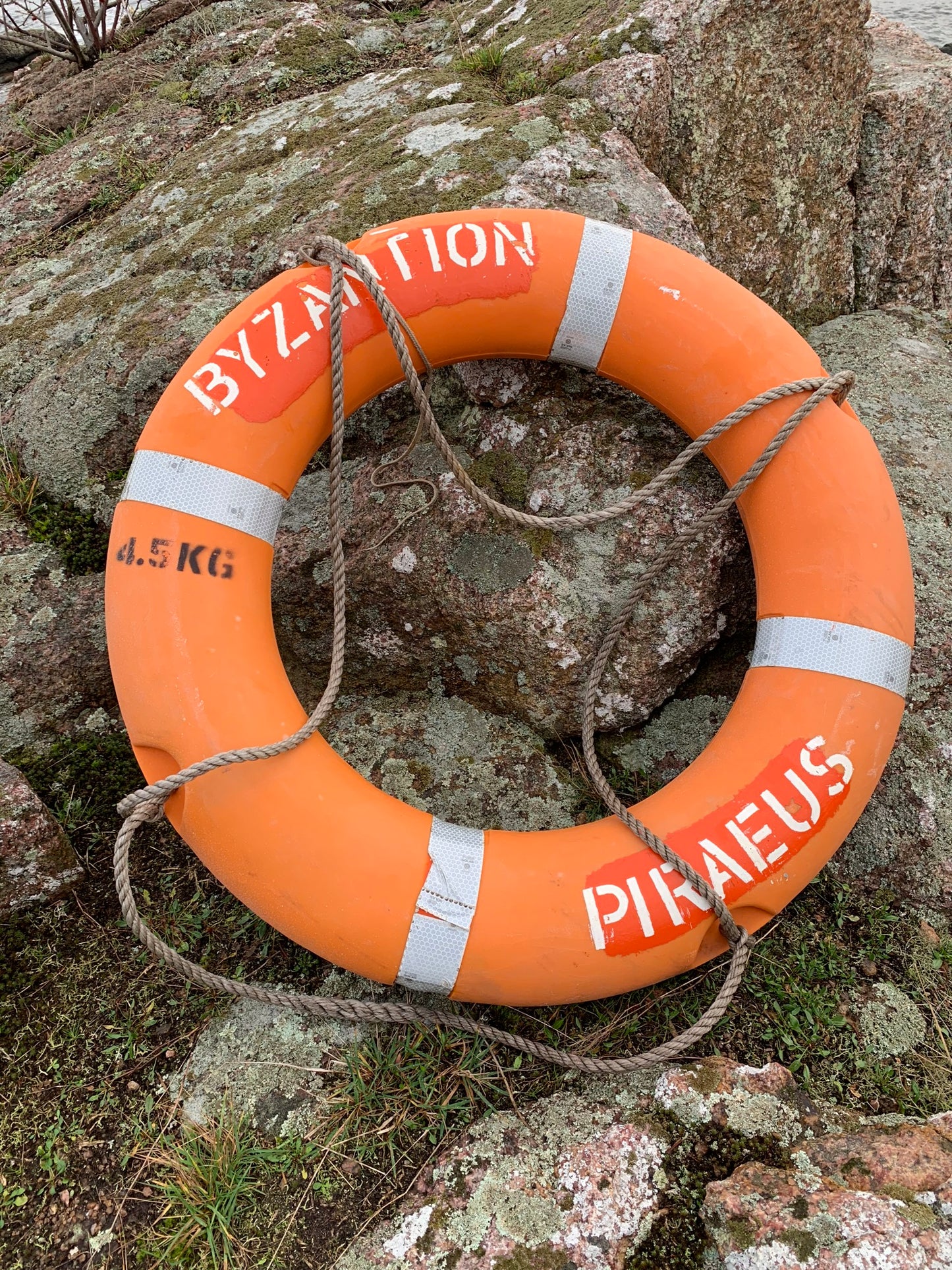 Rettungsring mit Schrift