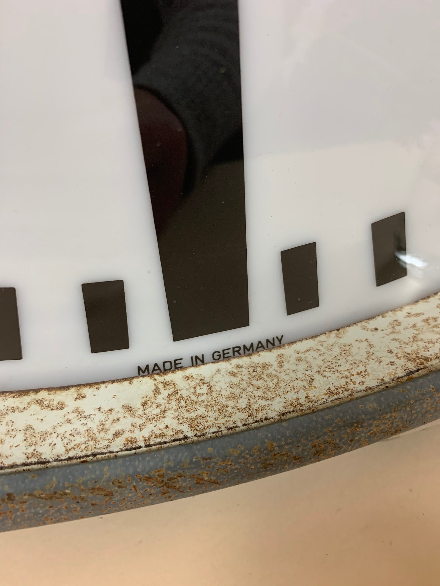 Große doppelseitige rohe und leckere DSB-Bahnhofsuhr