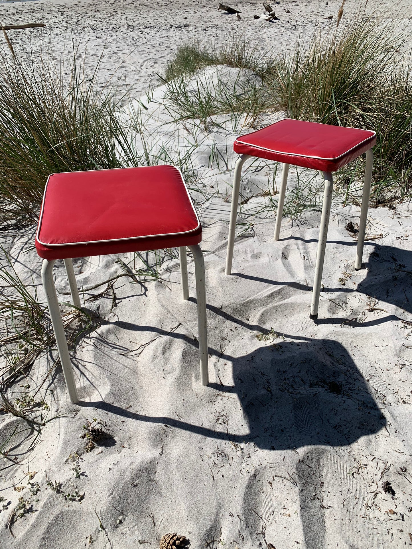 Schöner roter Retro Hocker - Der Preis gilt pro STCK.