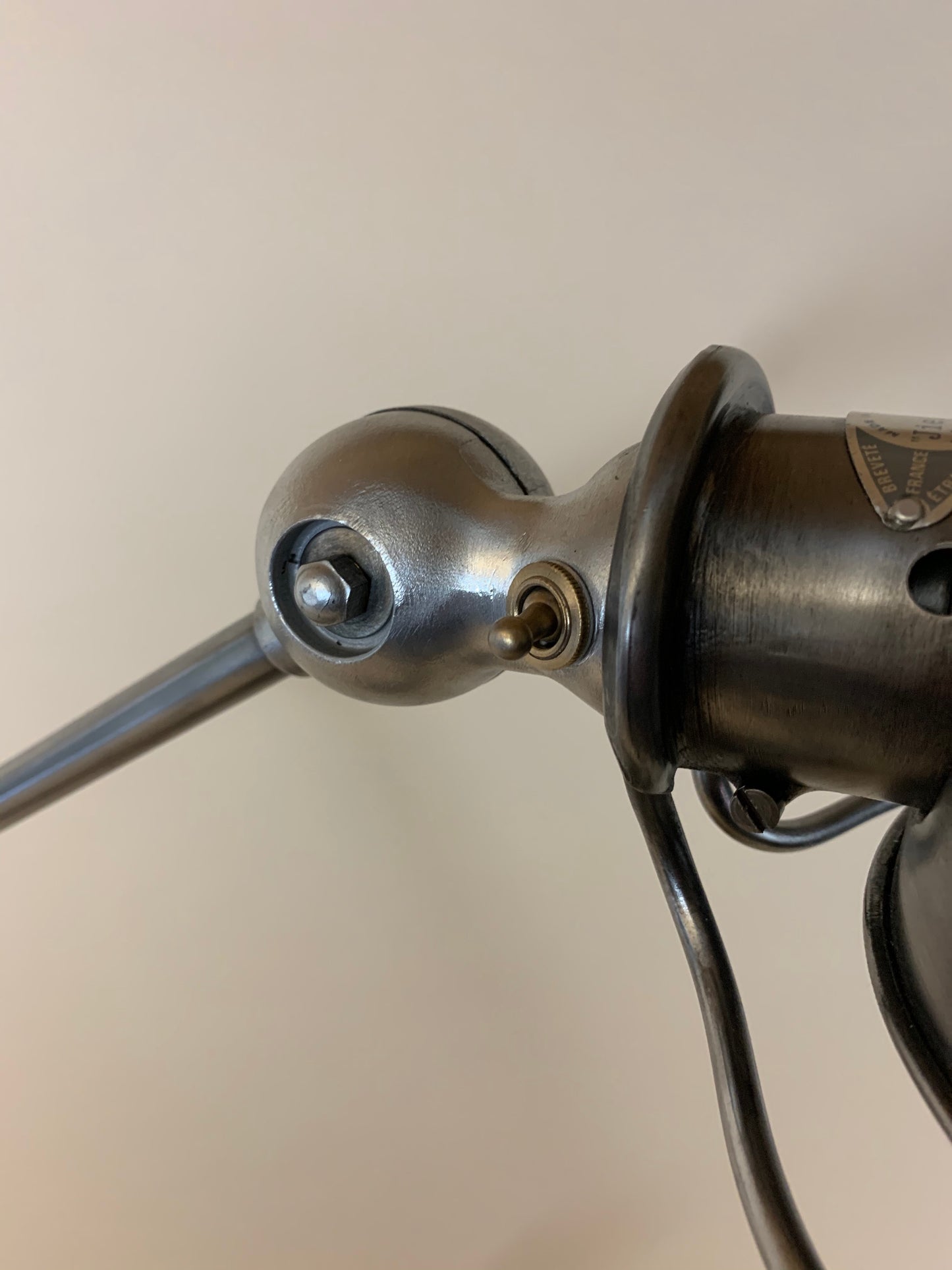 Jieldé Tischlampe mit zwei Armbeinen und Ein-/Ausschalter