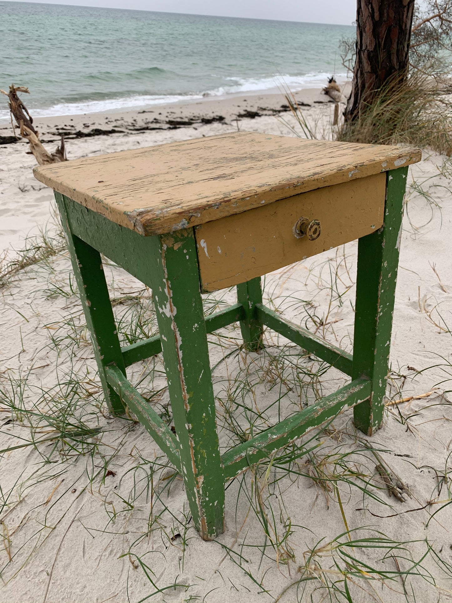 Kleiner Tisch mit Schublade