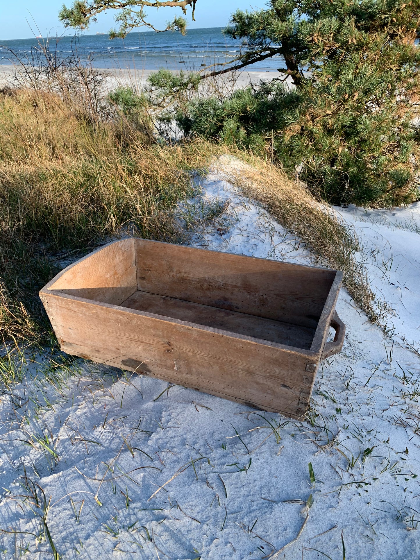 Schöne alte Holzkiste mit Griffen auf beiden Seiten