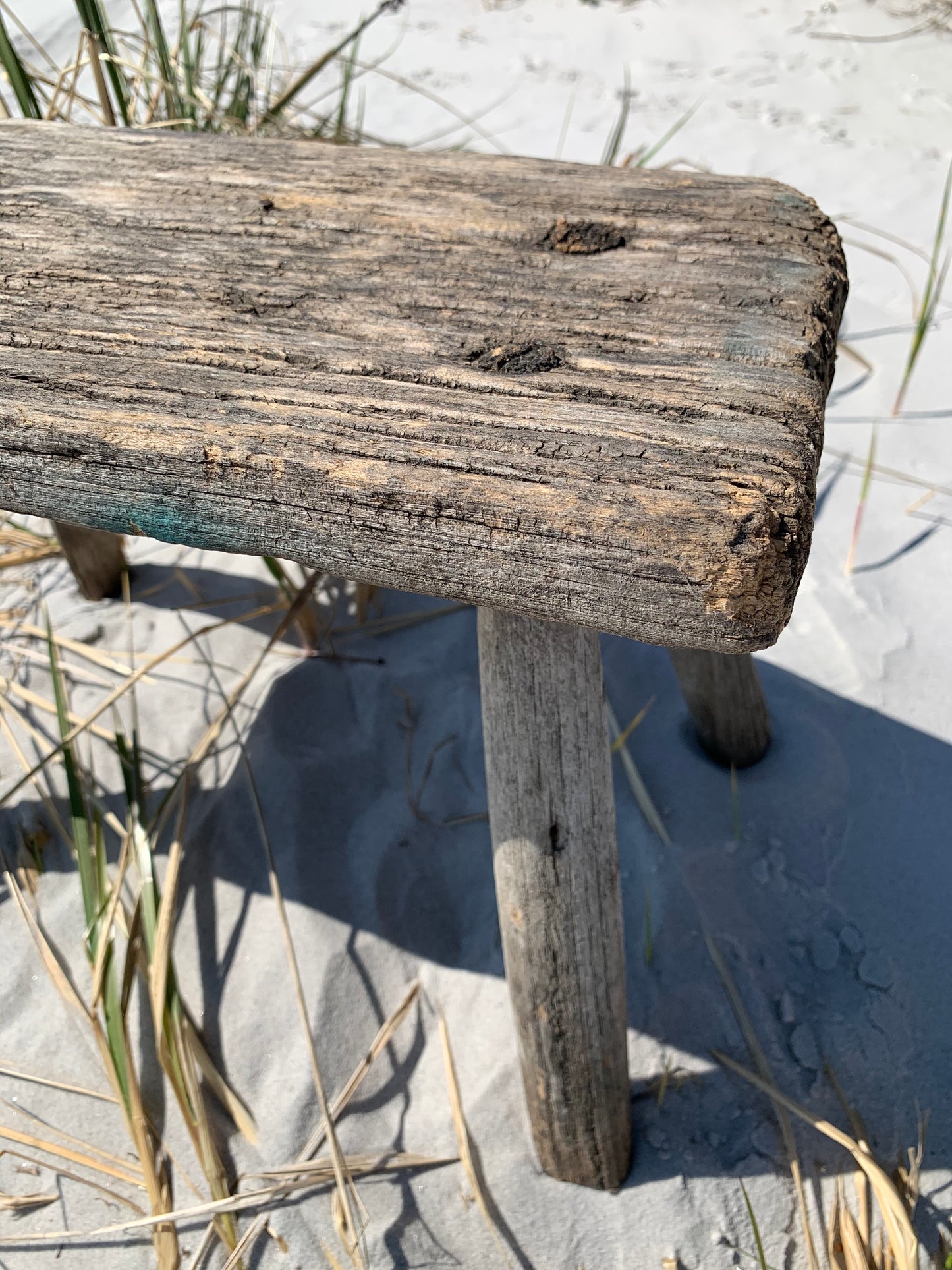 Kleiner Hocker mit Patina