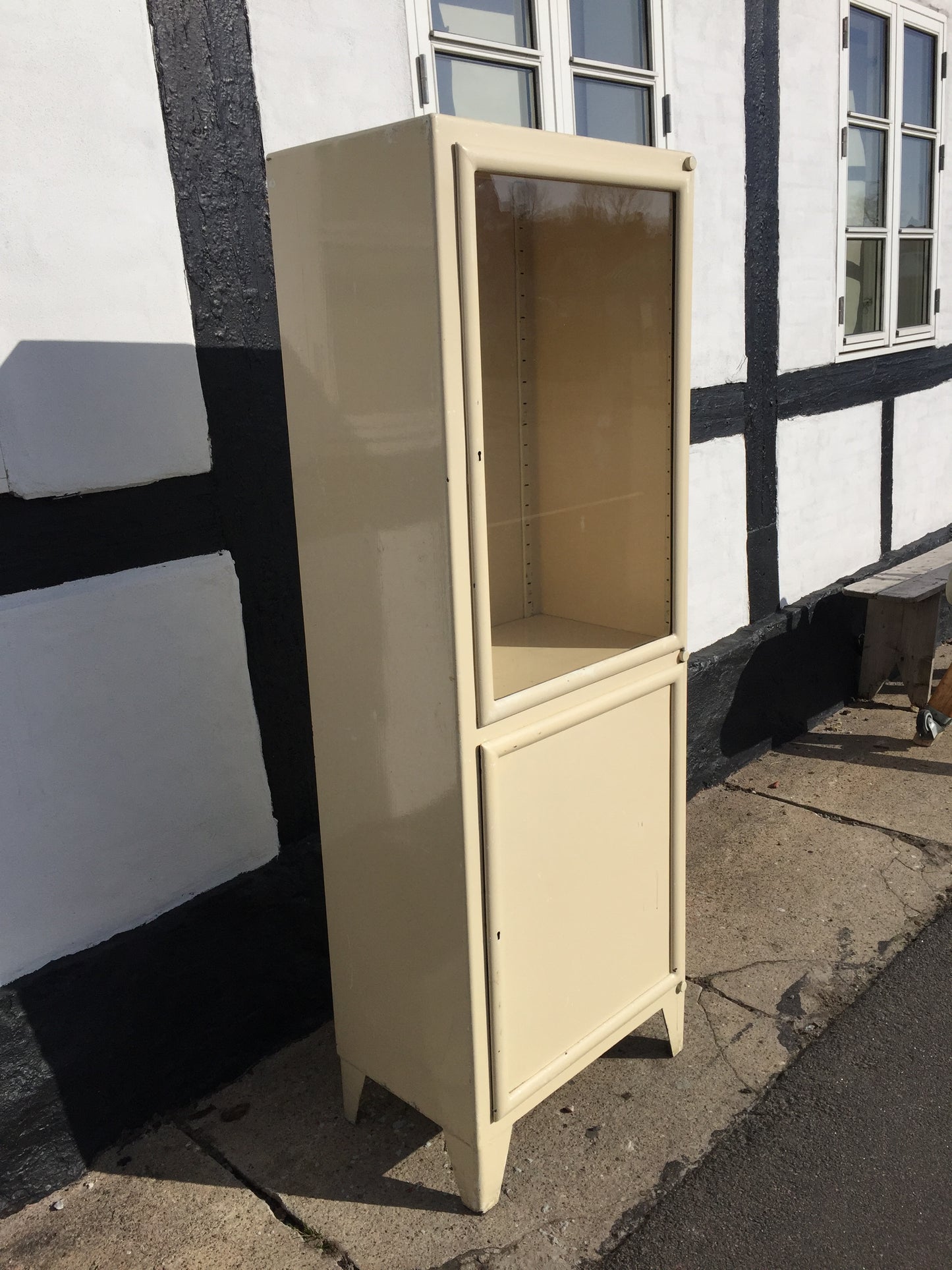 Schöner alter Zahnarztschrank