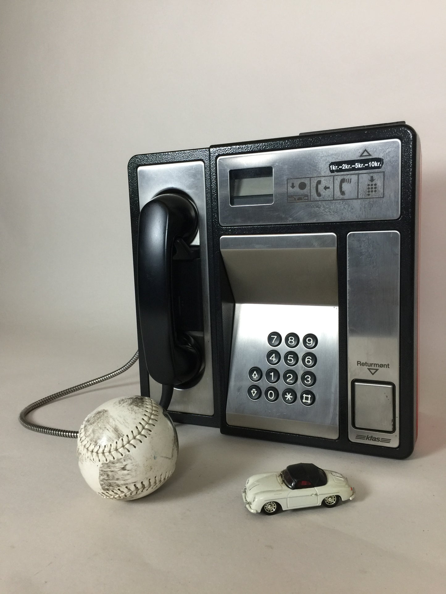 Altes KTAS-Telefon mit Kuppel