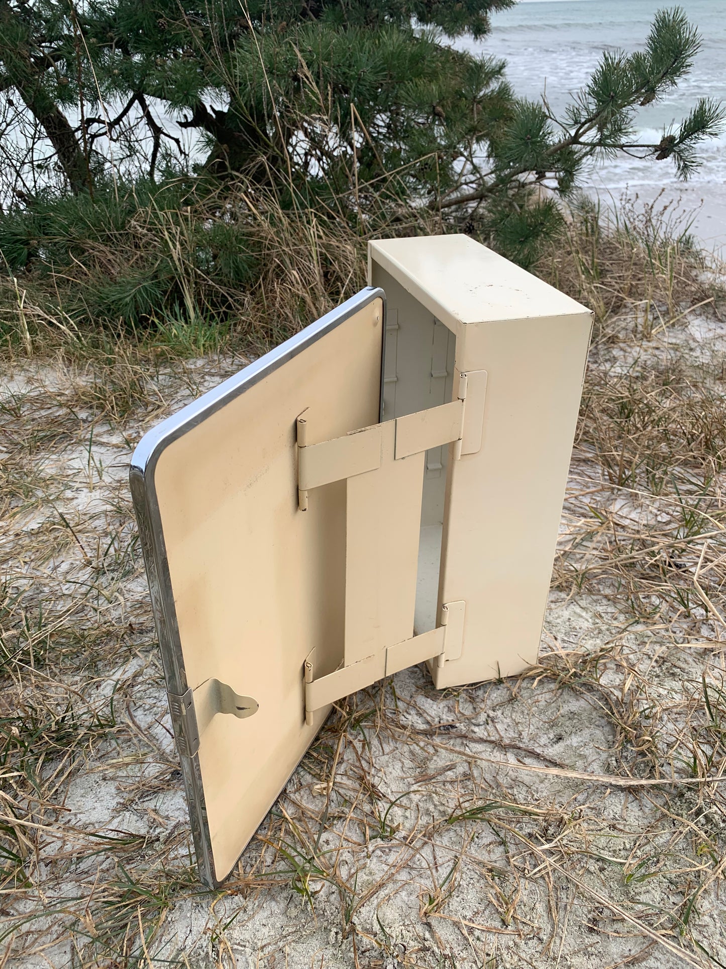 Medizinschrank mit Spiegel