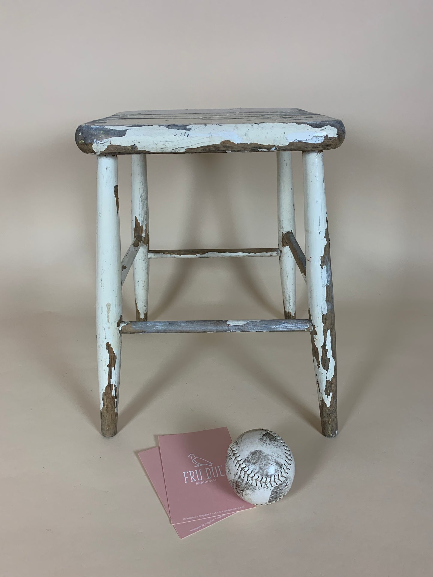 Der Hocker mit viel Patina