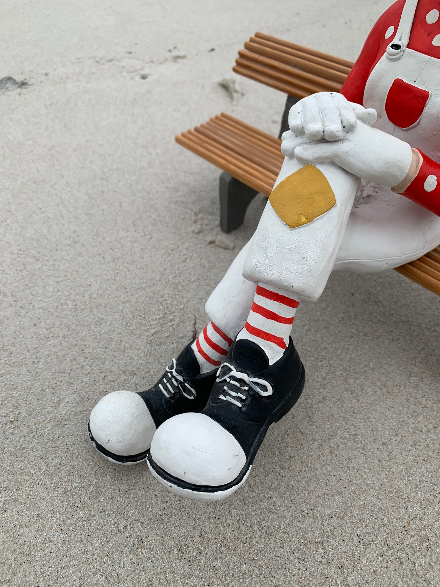 Clown auf der Bank