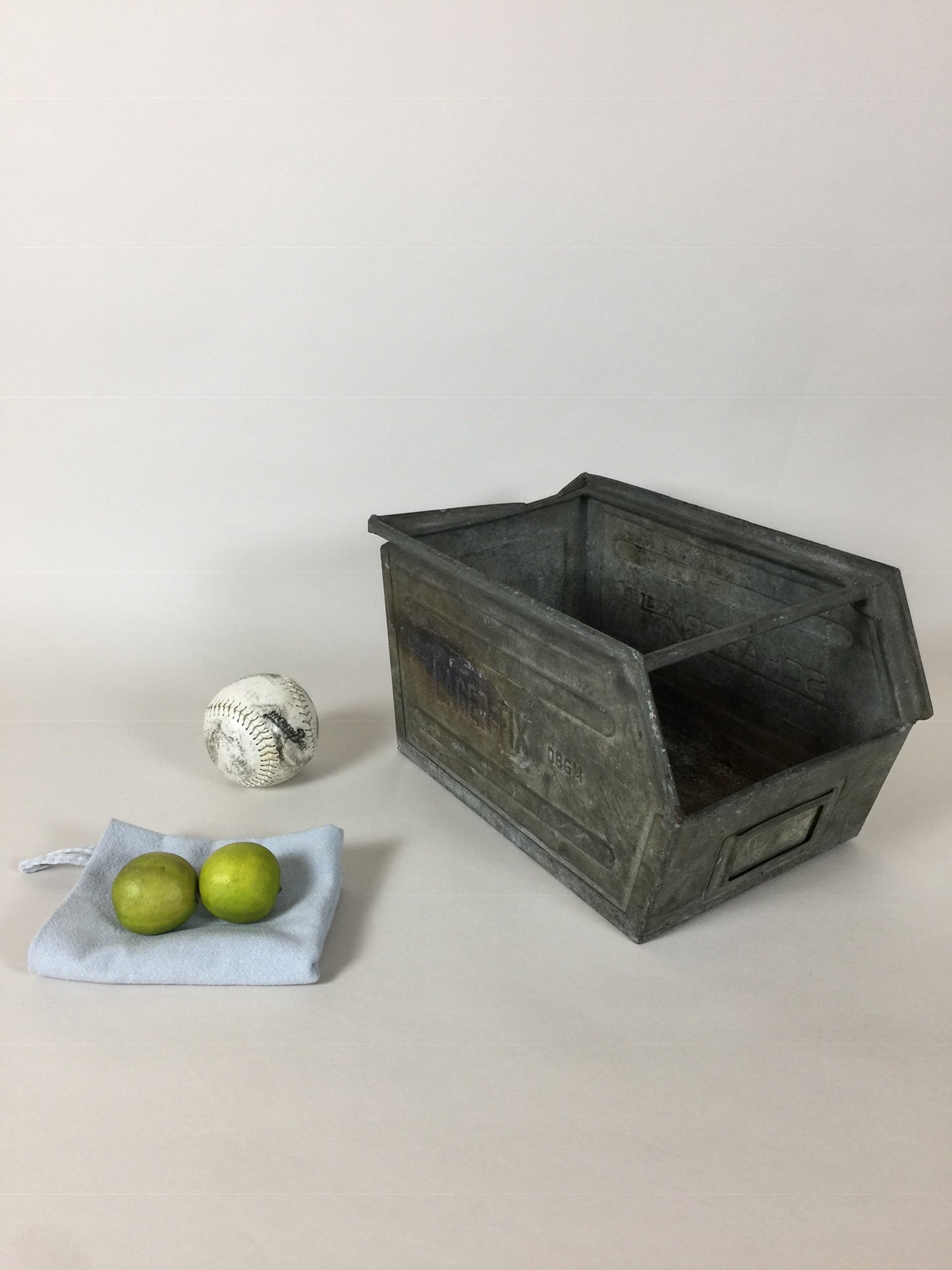 Schönes und rohes Metallgehäuse