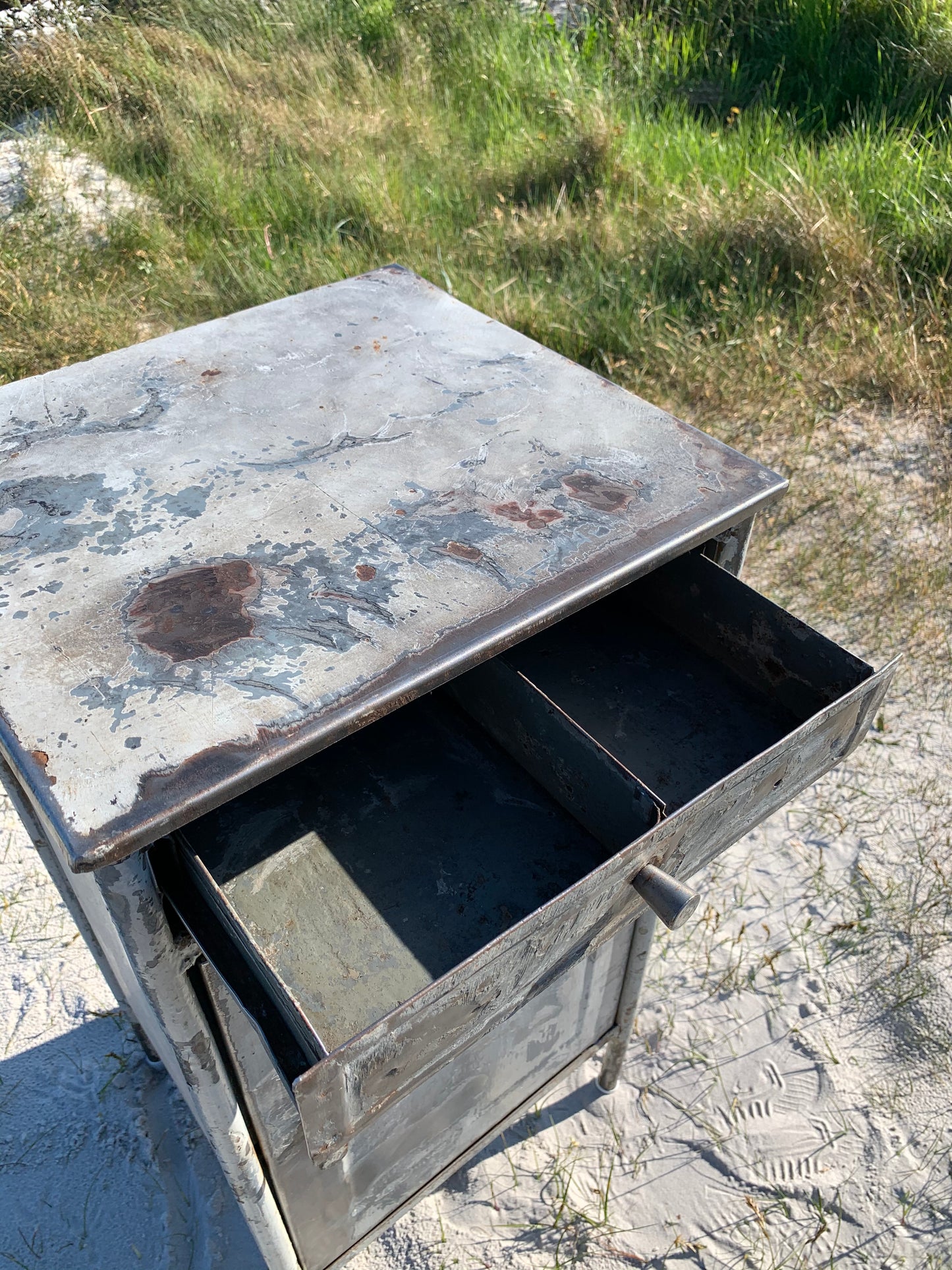 Industrieller Klinikschrank/Tisch mit Schublade
