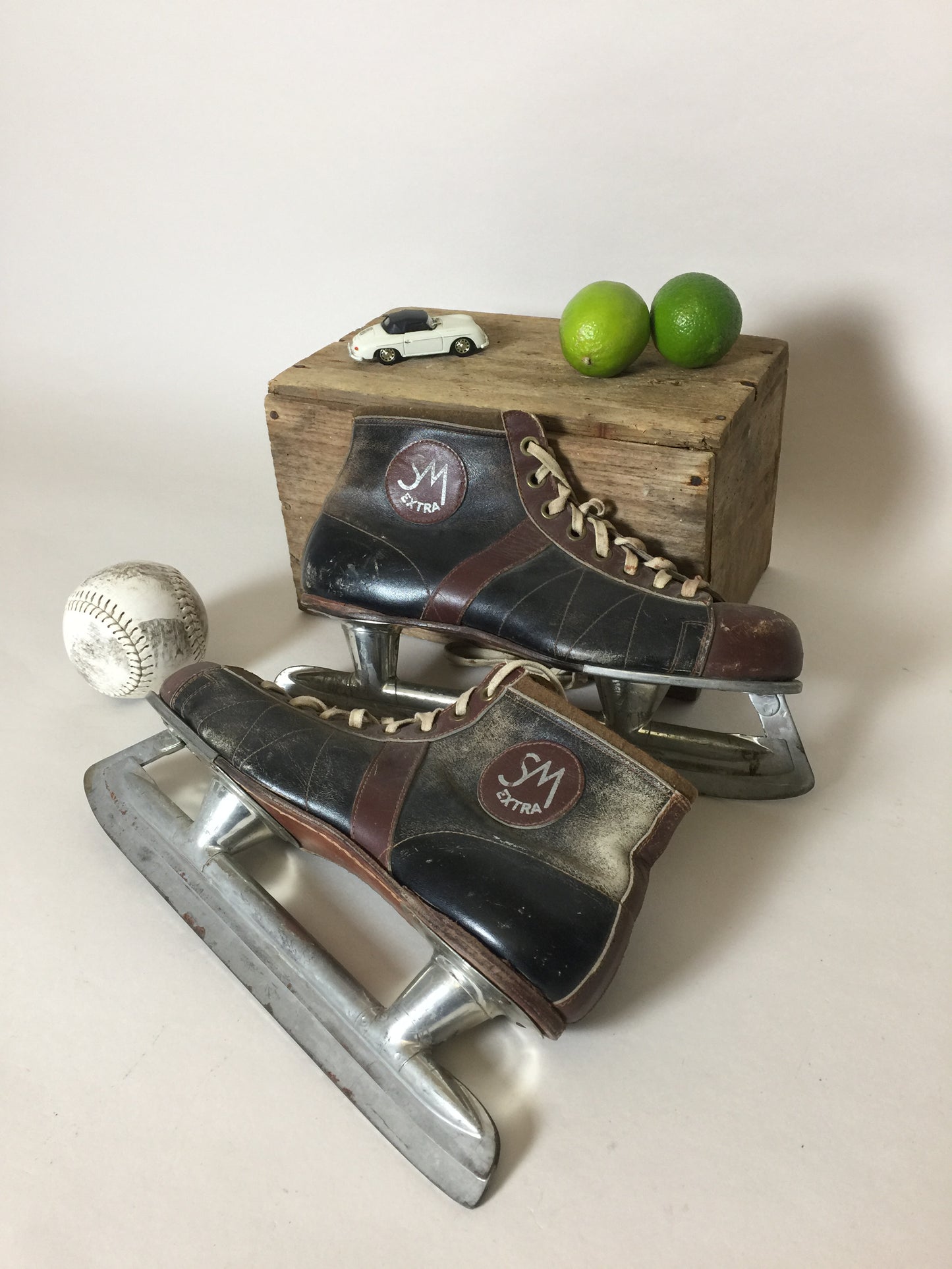 Schöne, rohe und dekorative alte Schlittschuhe