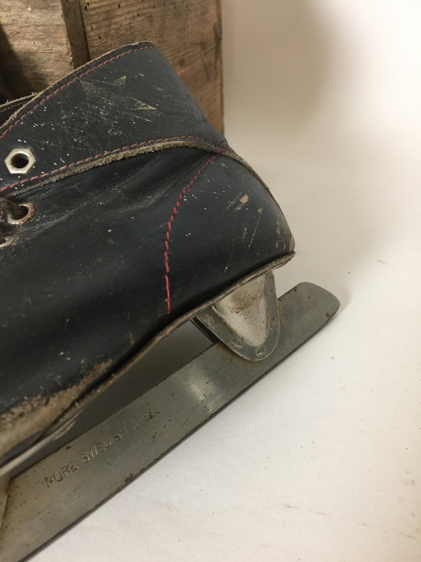 Alte und dekorative Schlittschuhe für Kinder