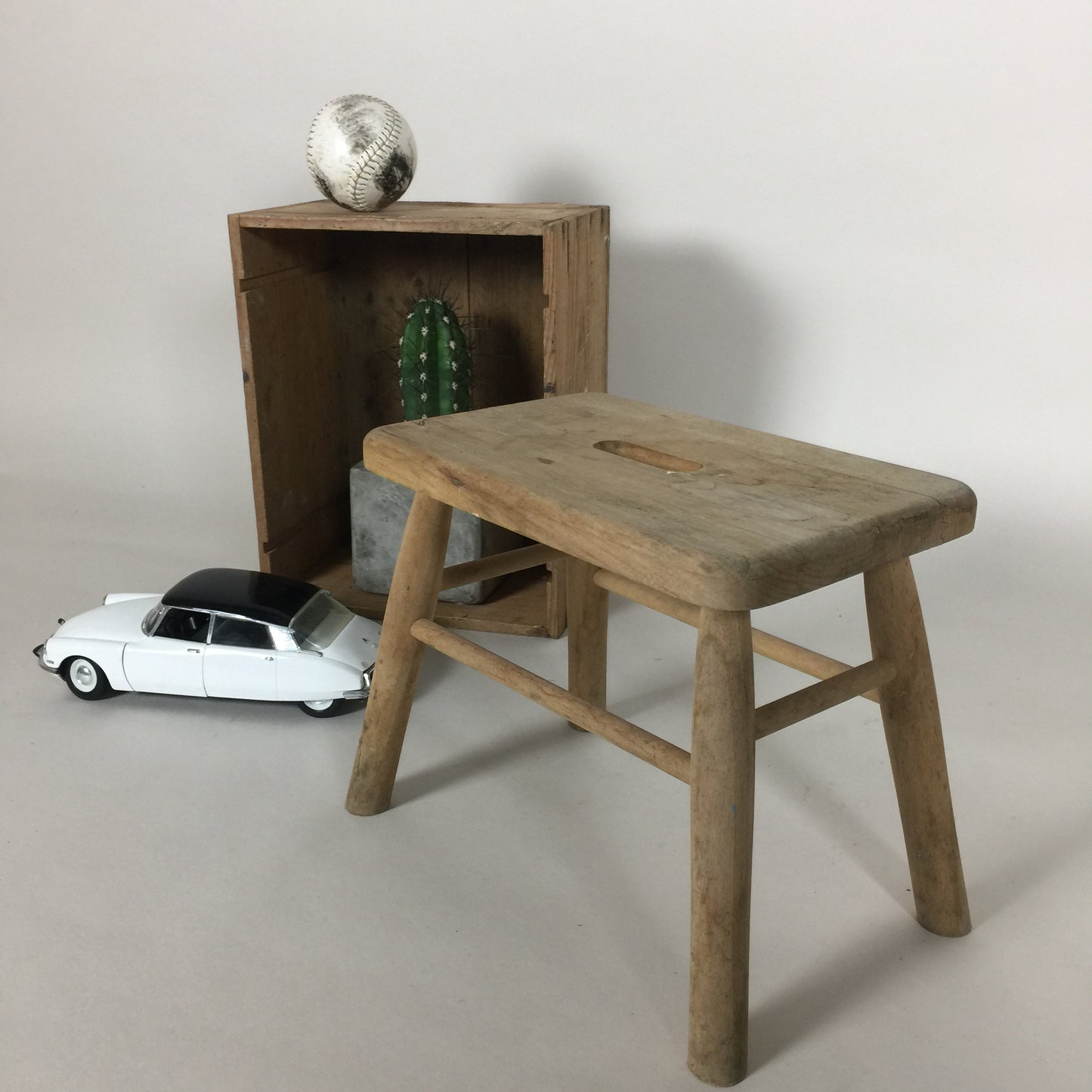 Schöner und sehr nützlicher Hocker aus Holz