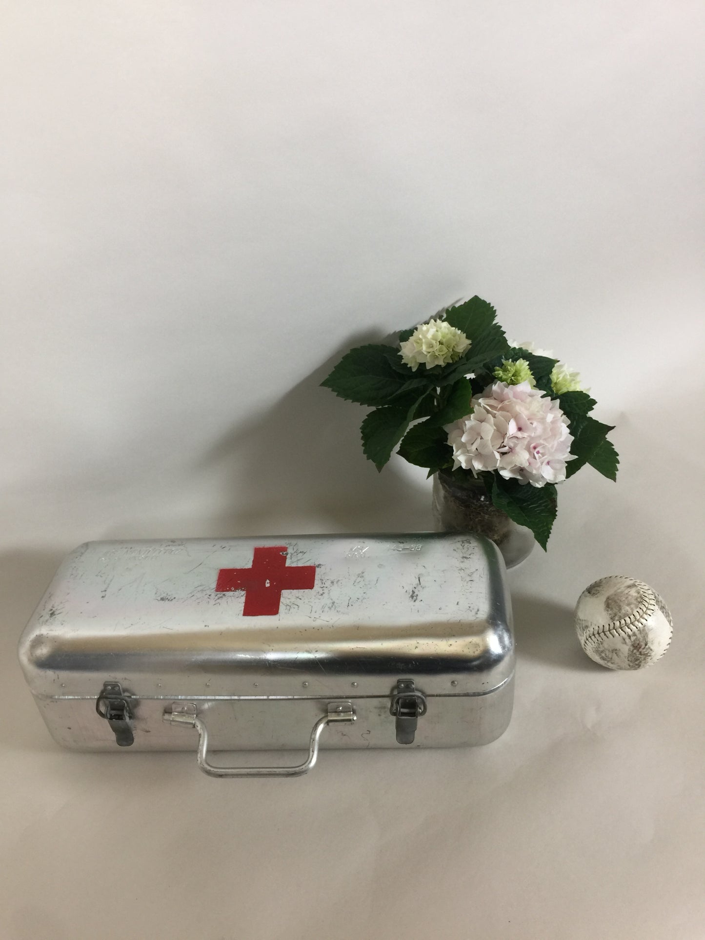 Schönes und grobes Erste-Hilfe-Set vom Roten Kreuz