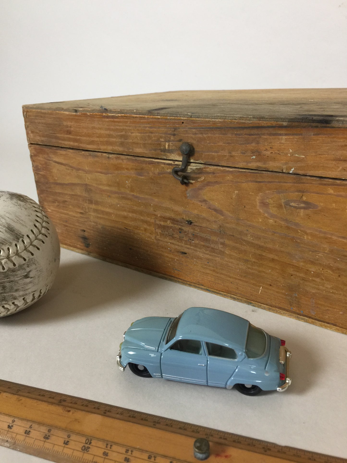 Schöne alte Holzkiste mit Deckel