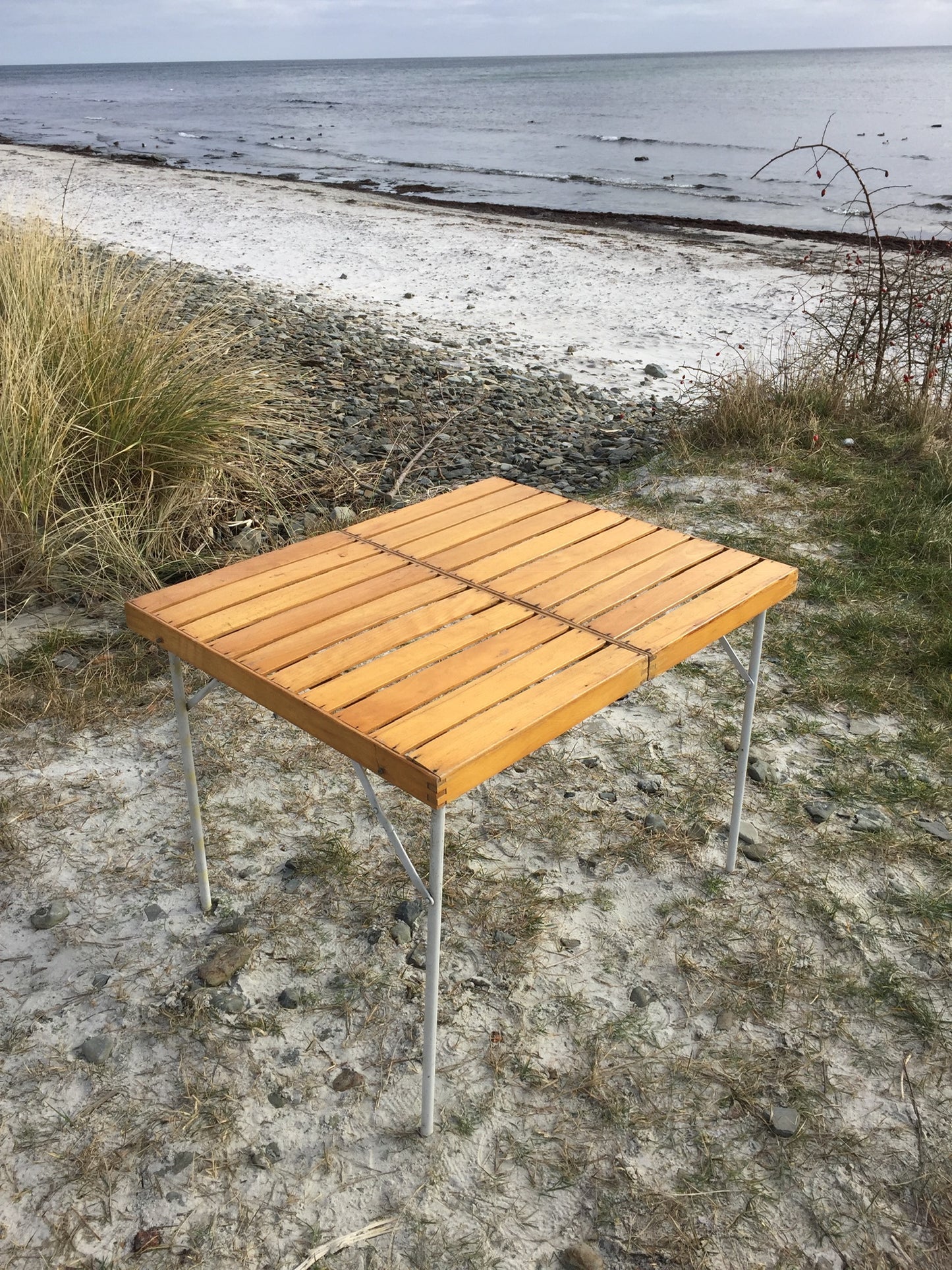 Schöner Klapptisch aus Holz und Metall