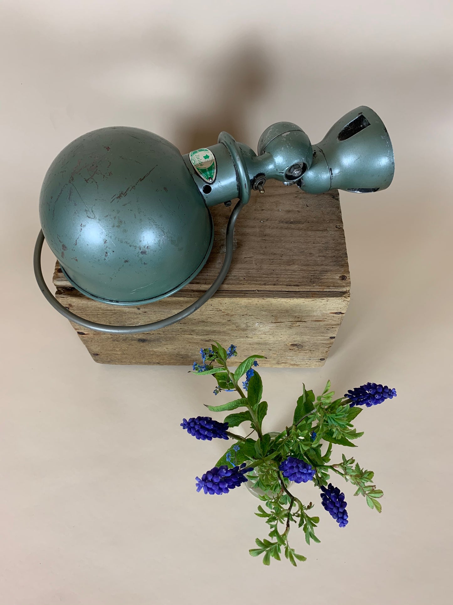 Grüne Jieldé Wandleuchte mit viel Patina