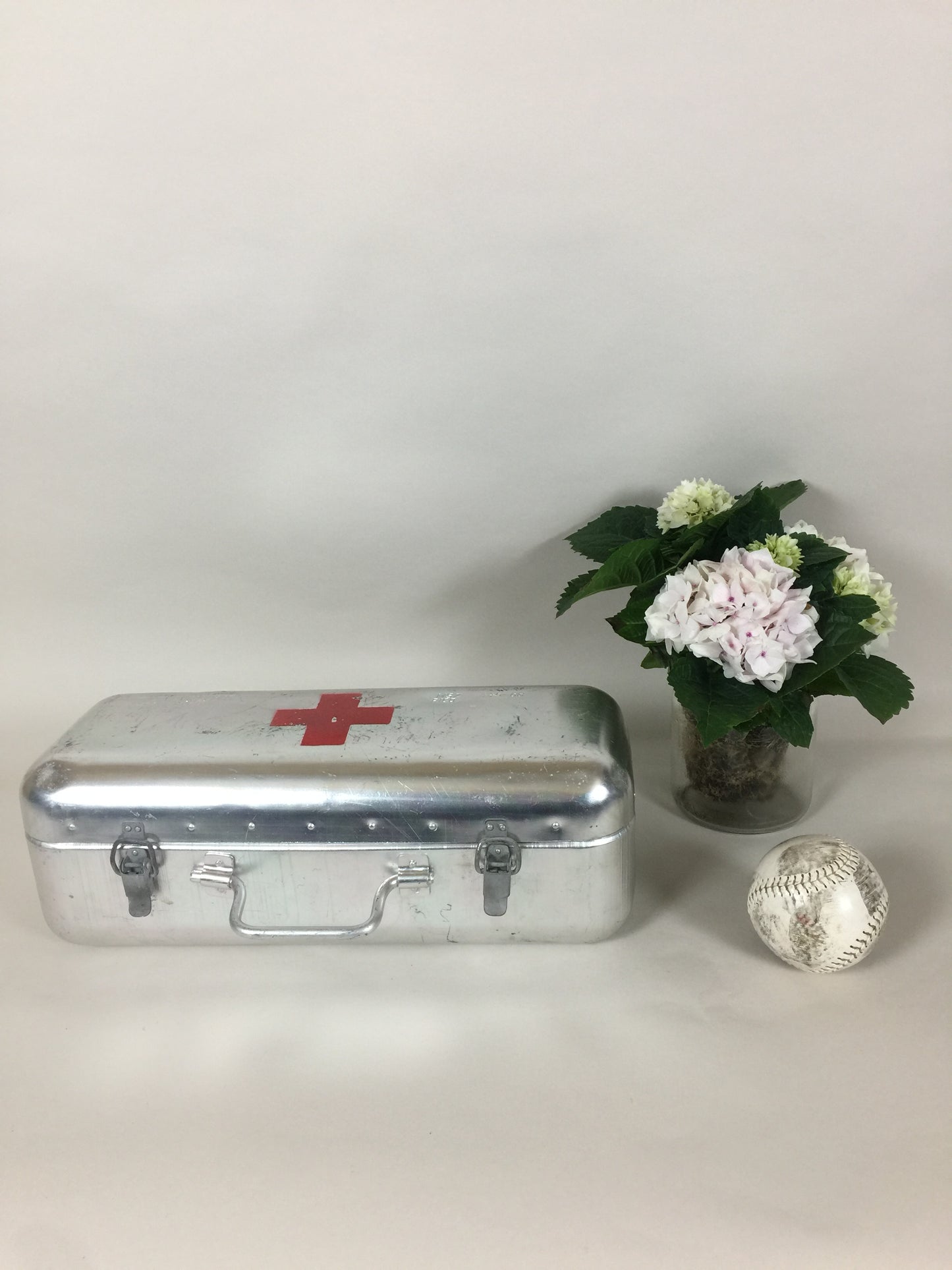 Schönes und grobes Erste-Hilfe-Set vom Roten Kreuz