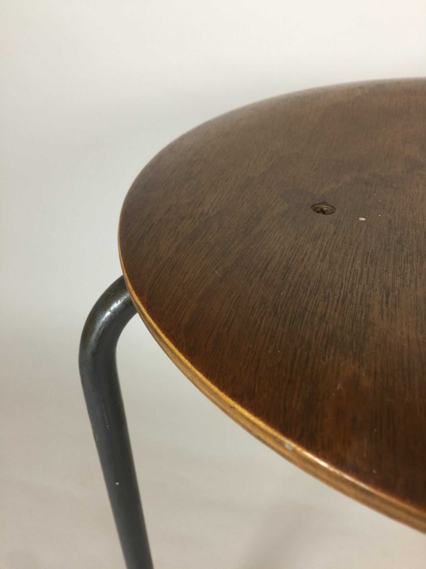 Der Hocker mit schlichtem und industriellem Design