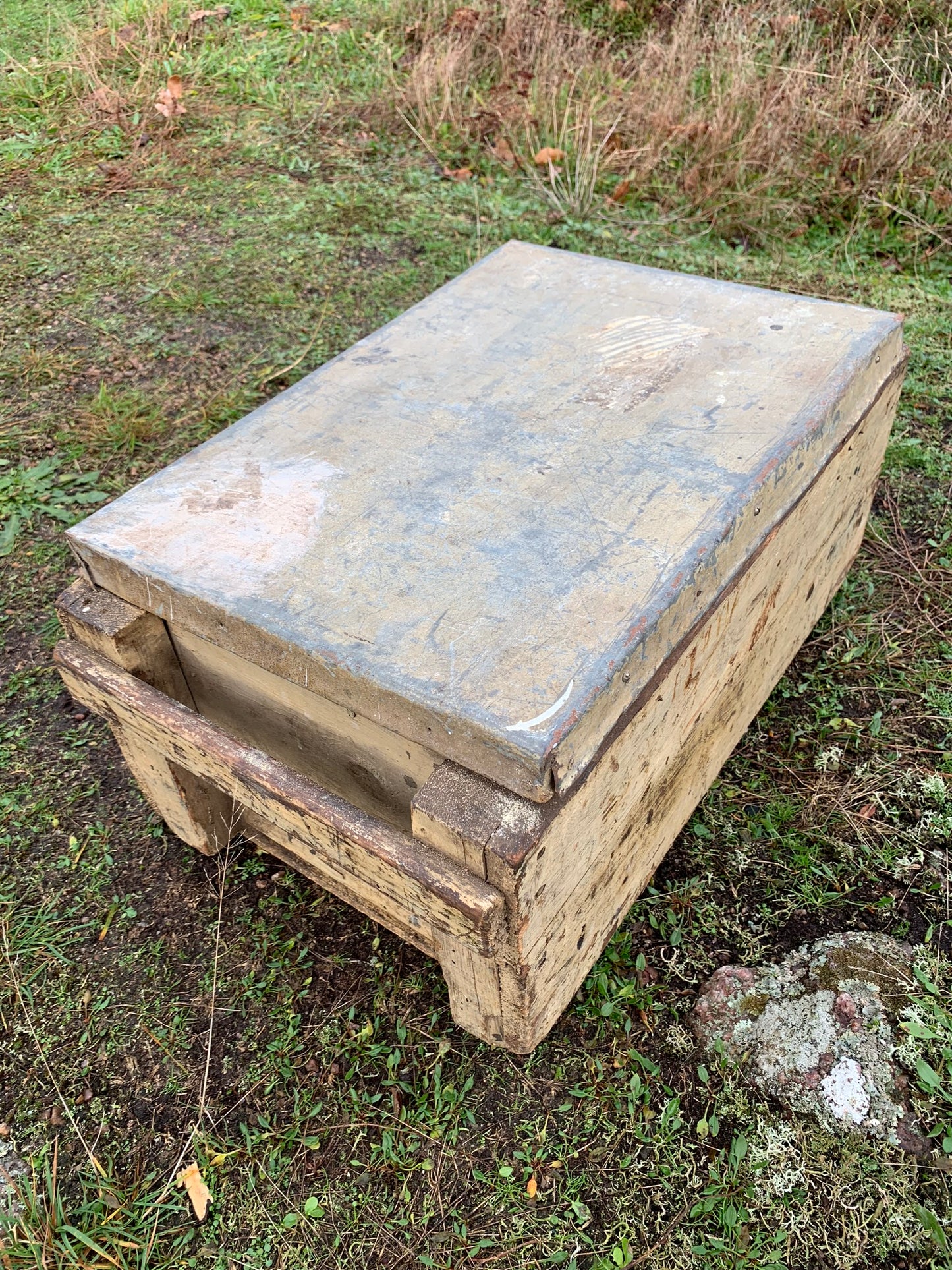 Werkzeugkasten mit Metalldeckel und lustigen Details